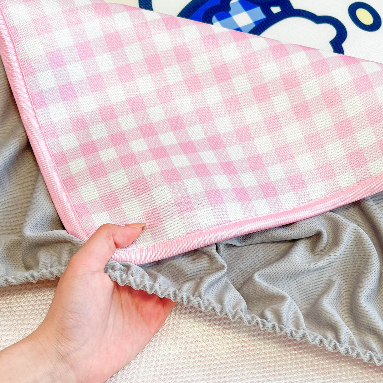 91家纺网 家纺一手货源 找家纺 暮思家居 2026新款正版授权A类大版数码印花三丽鸥1200D冰丝凉席可组合仿锦氨夏被 床笠款-奶油KT