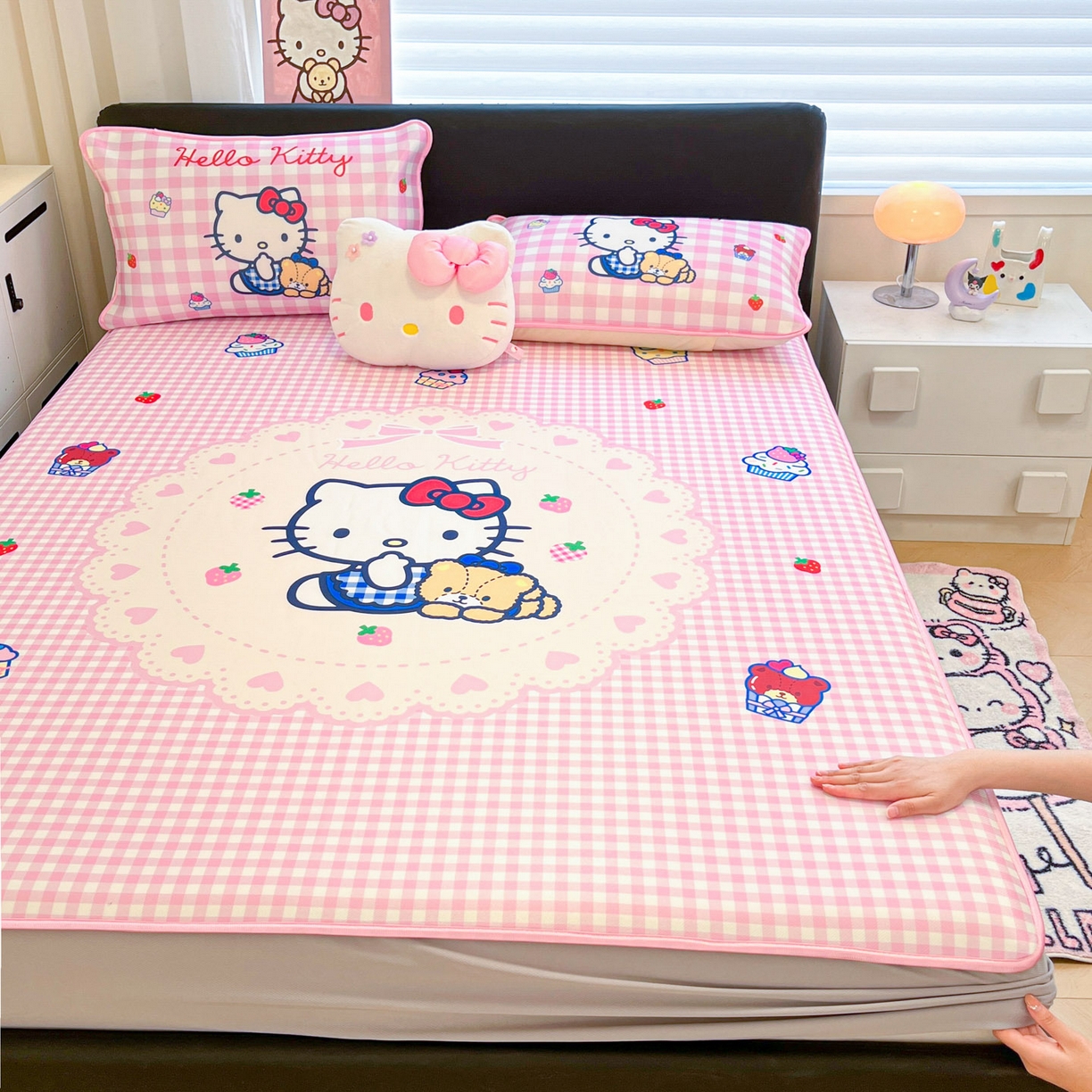 91家纺网 家纺一手货源 找家纺 暮思家居 2026新款正版授权A类大版数码印花三丽鸥1200D冰丝凉席可组合仿锦氨夏被 床笠款-奶油KT