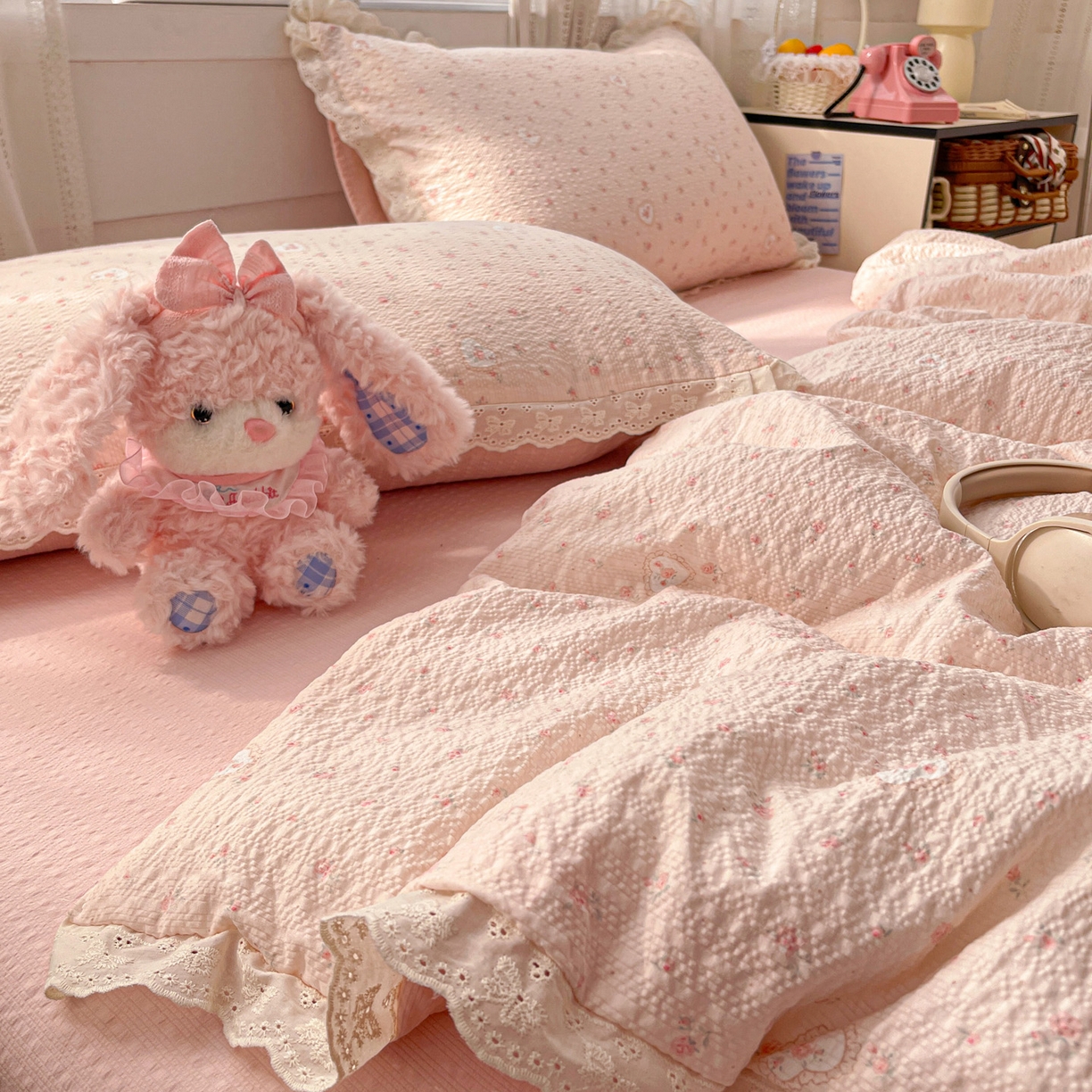 91家纺网 家纺一手货源 找家纺 优承佳生活馆 2026新款超柔高克重泡芙纱蝴蝶结全棉花边夏被套件单夏被 甜昔花语