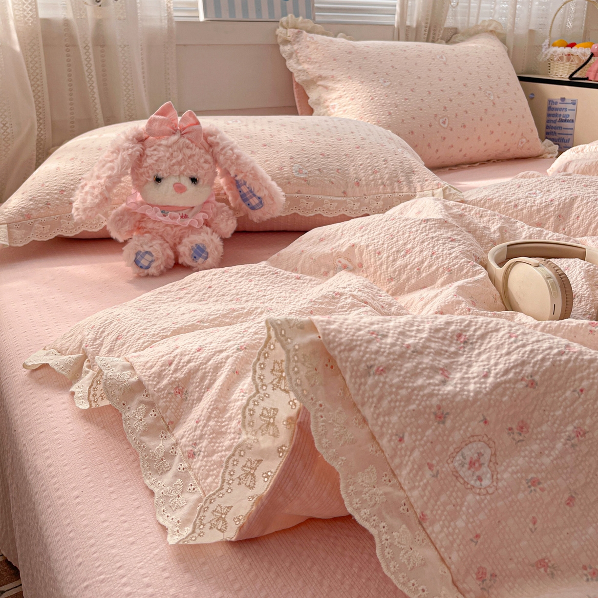 91家纺网 家纺一手货源 找家纺 优承佳生活馆 2026新款超柔高克重泡芙纱蝴蝶结全棉花边夏被套件单夏被 甜昔花语