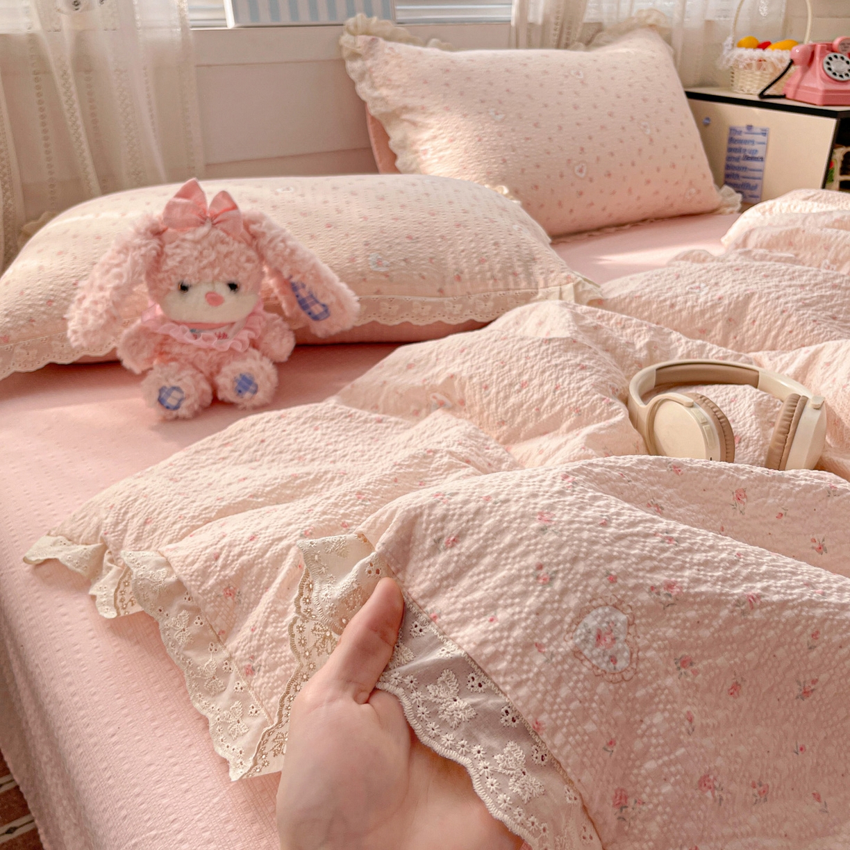 91家纺网 家纺一手货源 找家纺 优承佳生活馆 2026新款超柔高克重泡芙纱蝴蝶结全棉花边夏被套件单夏被 甜昔花语