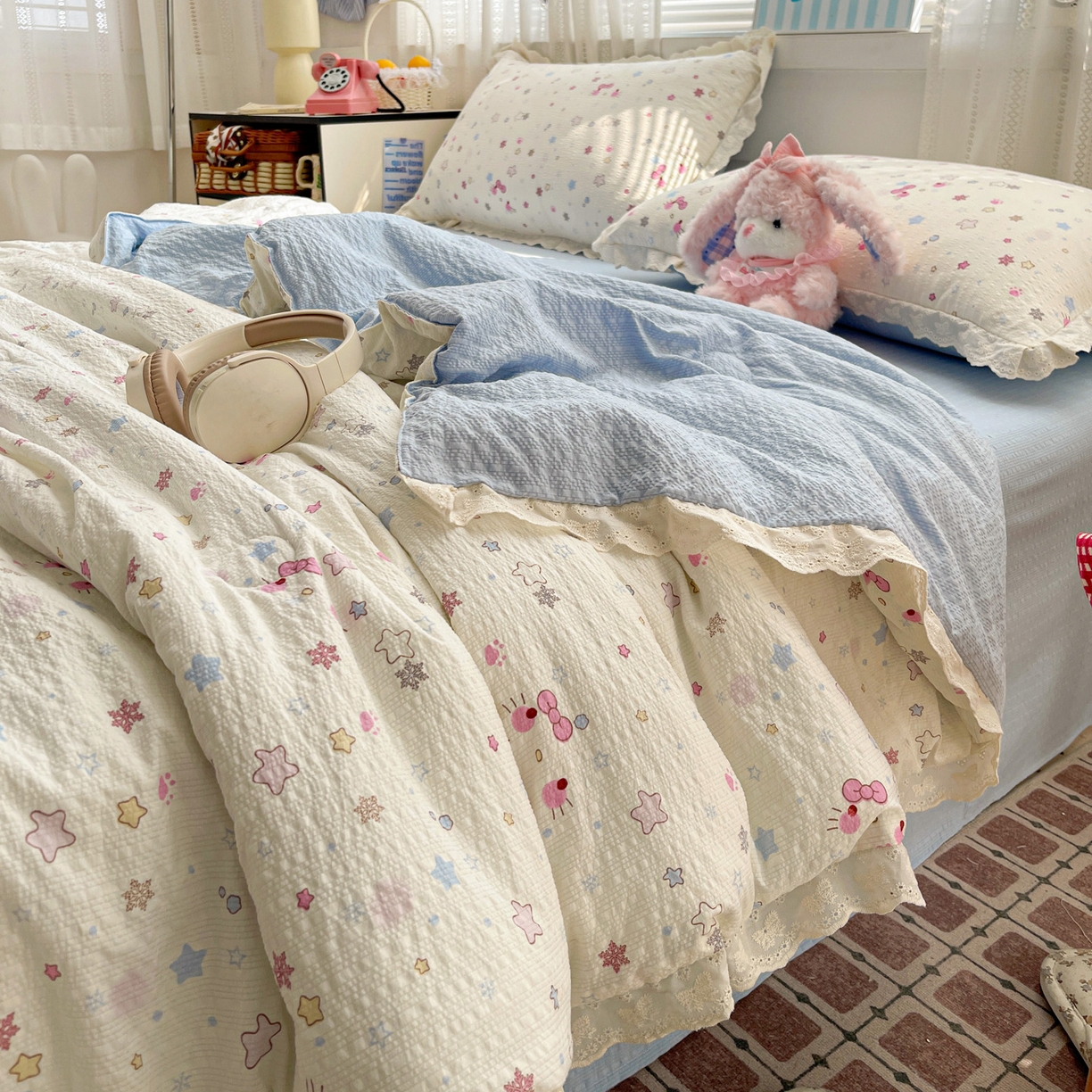 91家纺网 家纺一手货源 找家纺 优承佳生活馆 2026新款超柔高克重泡芙纱蝴蝶结全棉花边夏被套件单夏被 童趣乐园