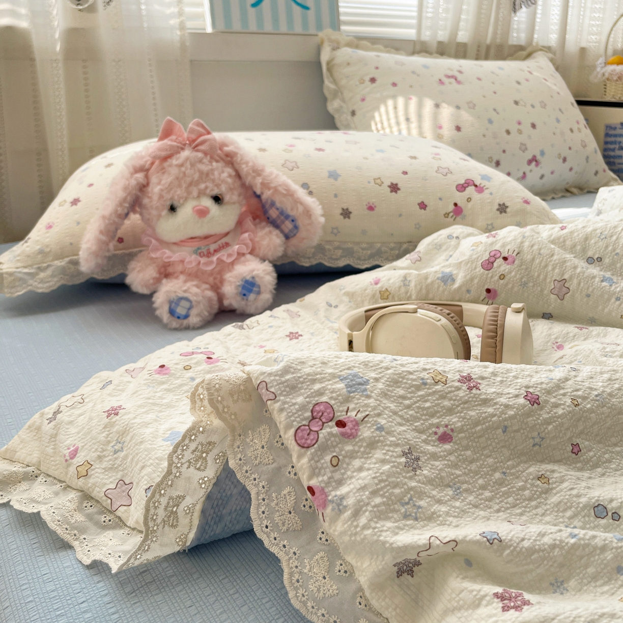 91家纺网 家纺一手货源 找家纺 优承佳生活馆 2026新款超柔高克重泡芙纱蝴蝶结全棉花边夏被套件单夏被 童趣乐园