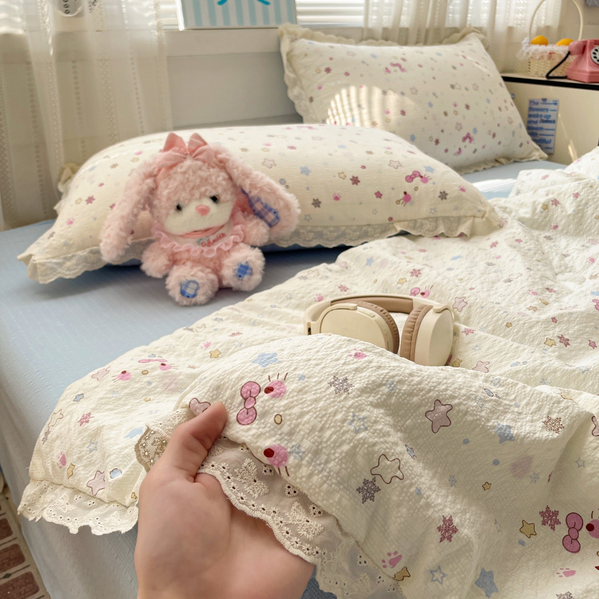 91家纺网 家纺一手货源 找家纺 优承佳生活馆 2026新款超柔高克重泡芙纱蝴蝶结全棉花边夏被套件单夏被 童趣乐园