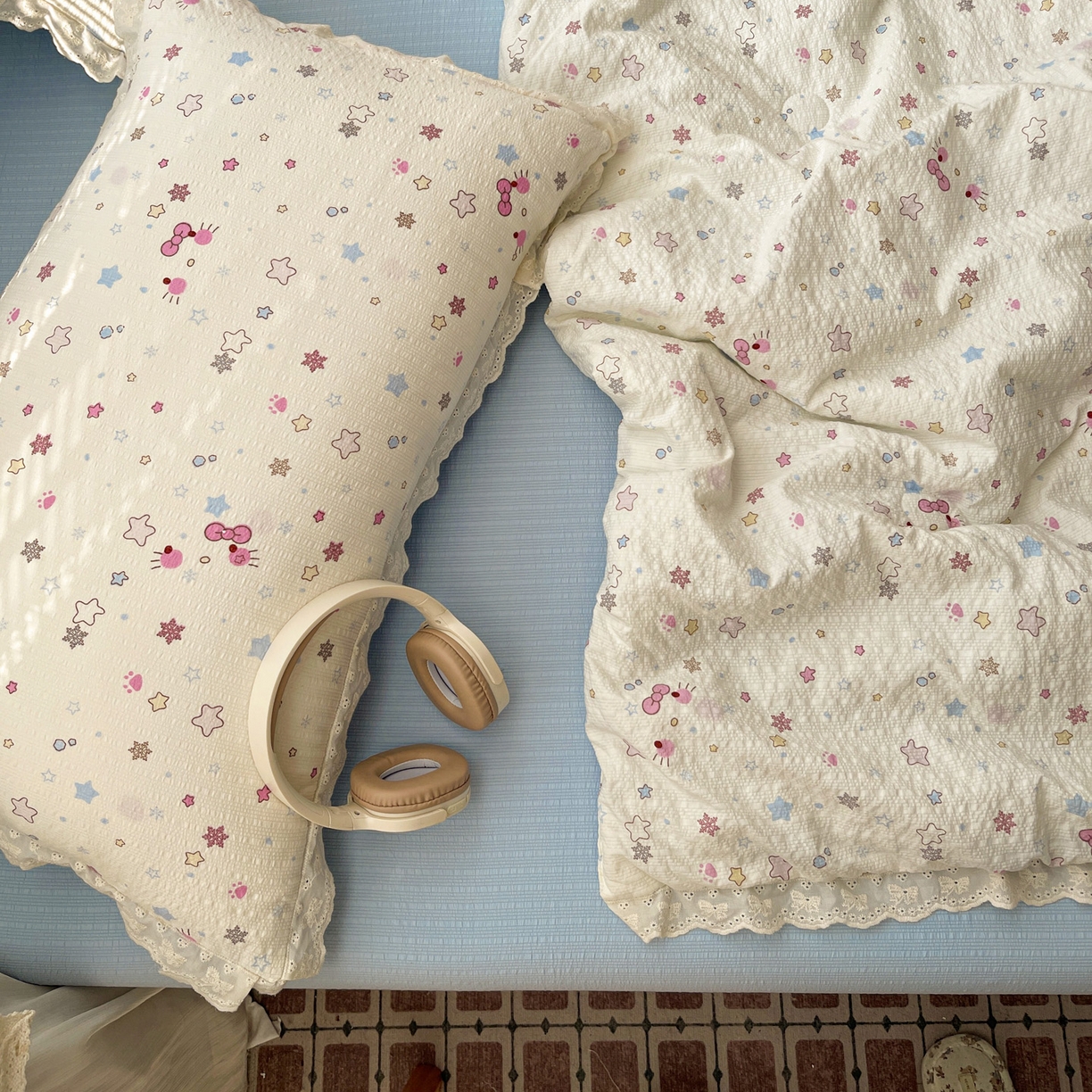 91家纺网 家纺一手货源 找家纺 优承佳生活馆 2026新款超柔高克重泡芙纱蝴蝶结全棉花边夏被套件单夏被 童趣乐园