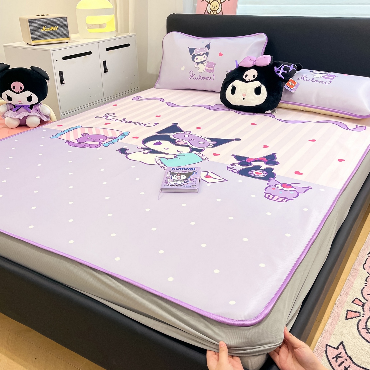 91家纺网 家纺一手货源 找家纺 暮思家居 2026新款正版授权A类大版数码印花三丽鸥1200D冰丝凉席可组合仿锦氨夏被 床笠款-甜蜜库洛米