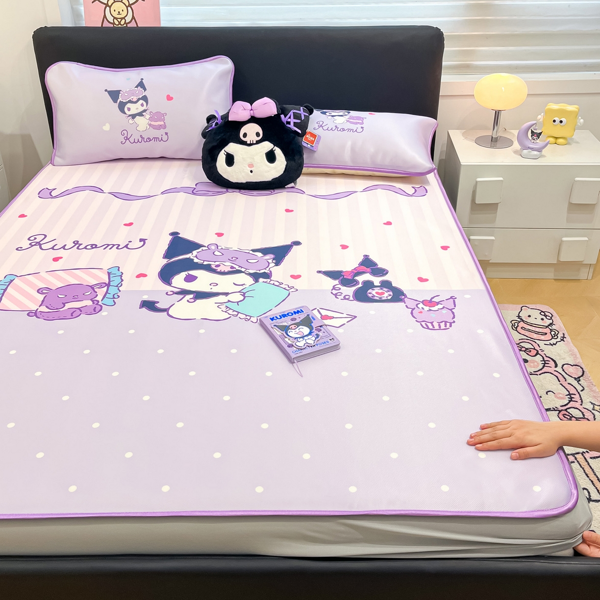 91家纺网 家纺一手货源 找家纺 暮思家居 2026新款正版授权A类大版数码印花三丽鸥1200D冰丝凉席可组合仿锦氨夏被 床笠款-甜蜜库洛米