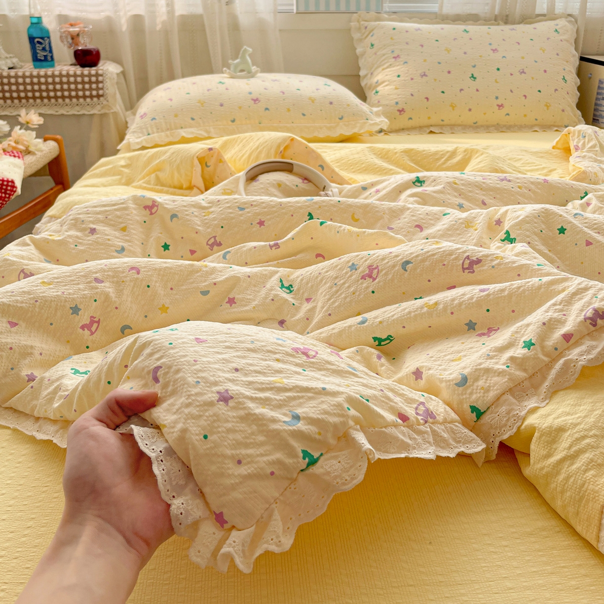 91家纺网 家纺一手货源 找家纺 优承佳生活馆 2026新款超柔高克重泡芙纱蝴蝶结全棉花边夏被套件单夏被 星星木马