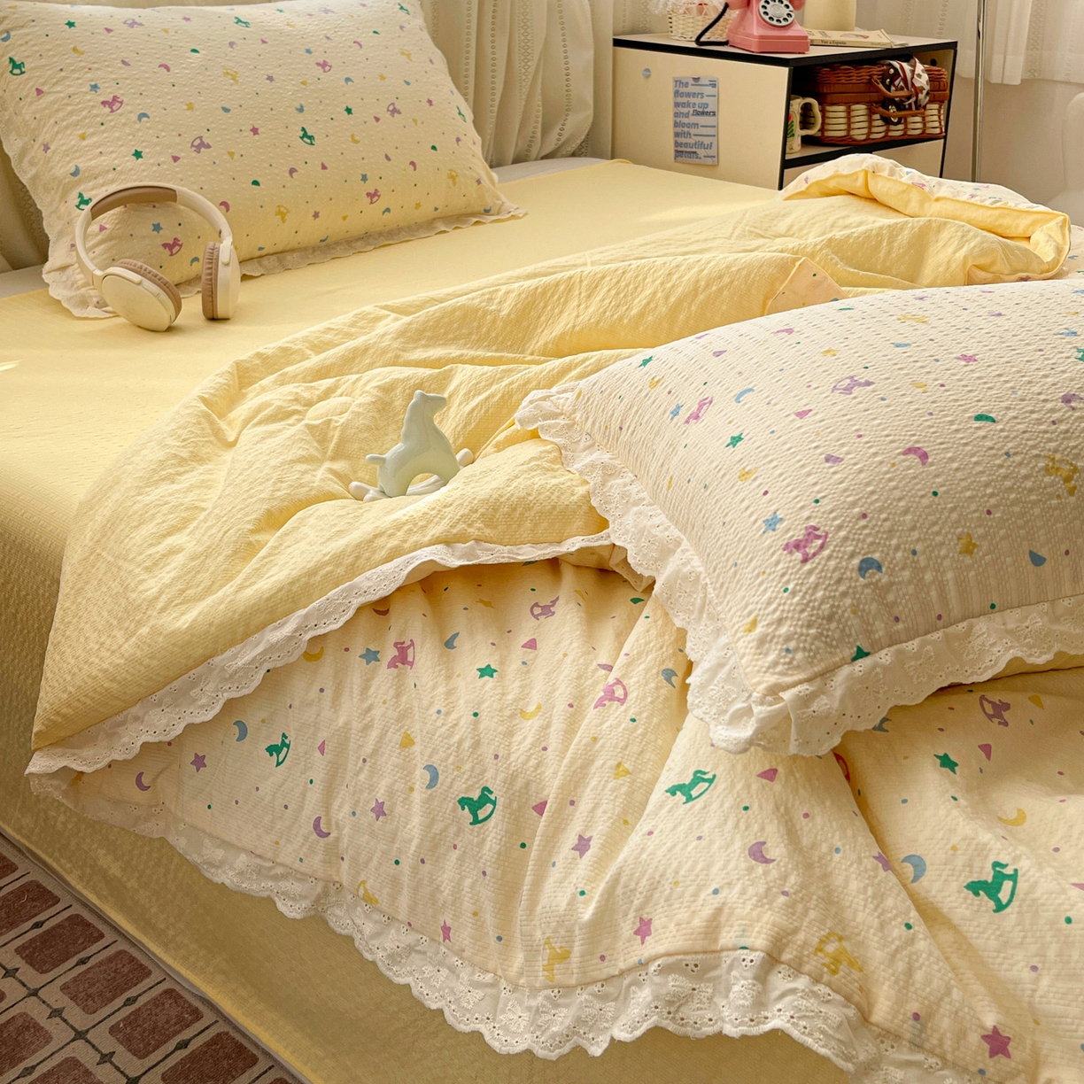 91家纺网 家纺一手货源 找家纺 优承佳生活馆 2026新款超柔高克重泡芙纱蝴蝶结全棉花边夏被套件单夏被 星星木马