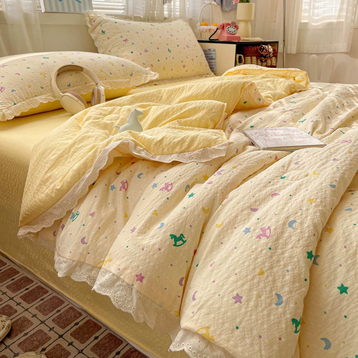 91家纺网 家纺一手货源 找家纺 优承佳生活馆 2026新款超柔高克重泡芙纱蝴蝶结全棉花边夏被套件单夏被 星星木马