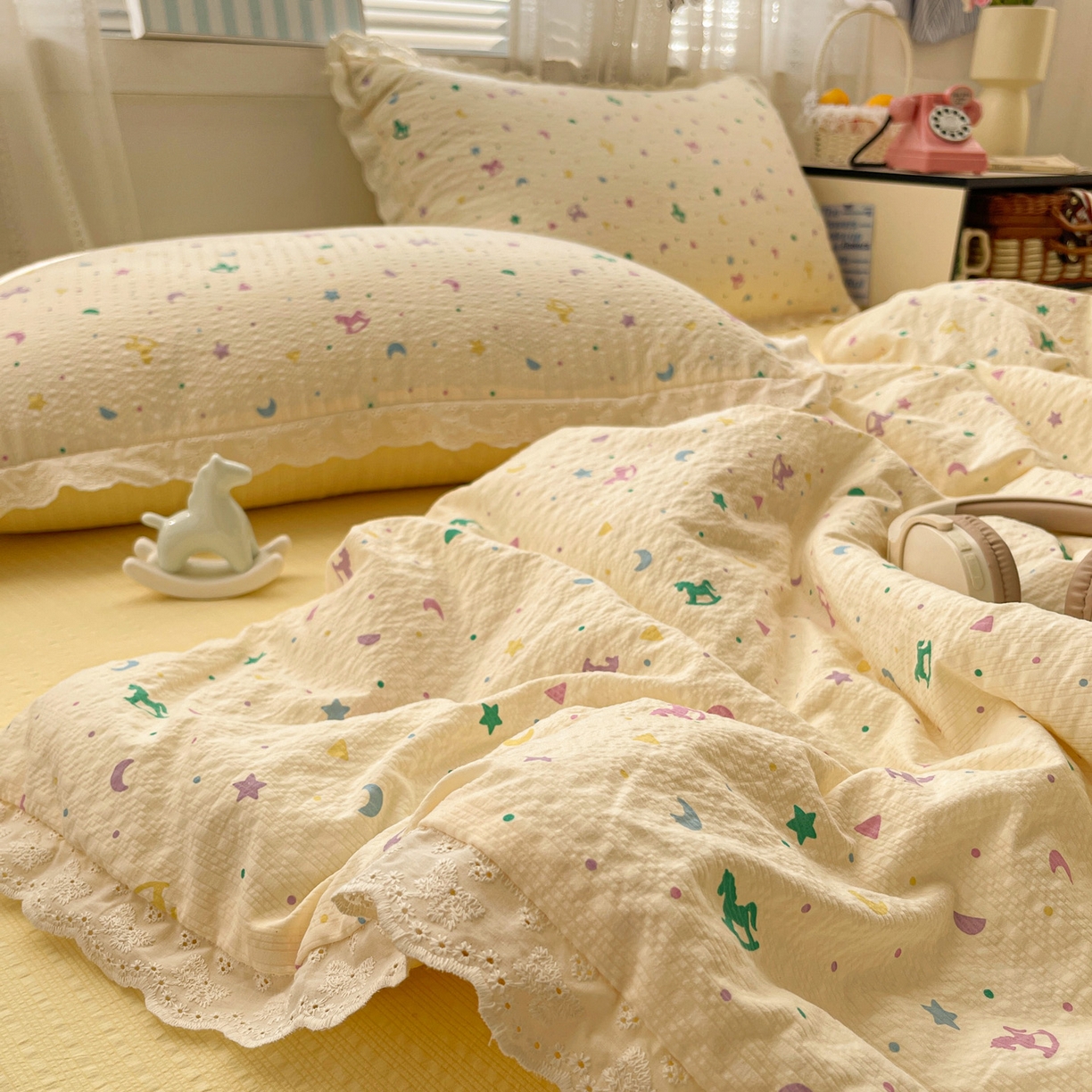 91家纺网 家纺一手货源 找家纺 优承佳生活馆 2026新款超柔高克重泡芙纱蝴蝶结全棉花边夏被套件单夏被 星星木马