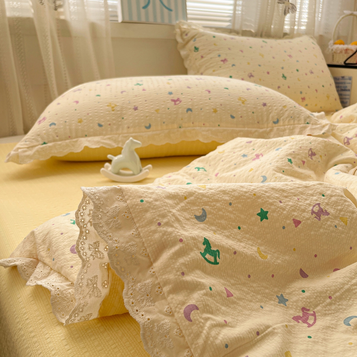 91家纺网 家纺一手货源 找家纺 优承佳生活馆 2026新款超柔高克重泡芙纱蝴蝶结全棉花边夏被套件单夏被 星星木马