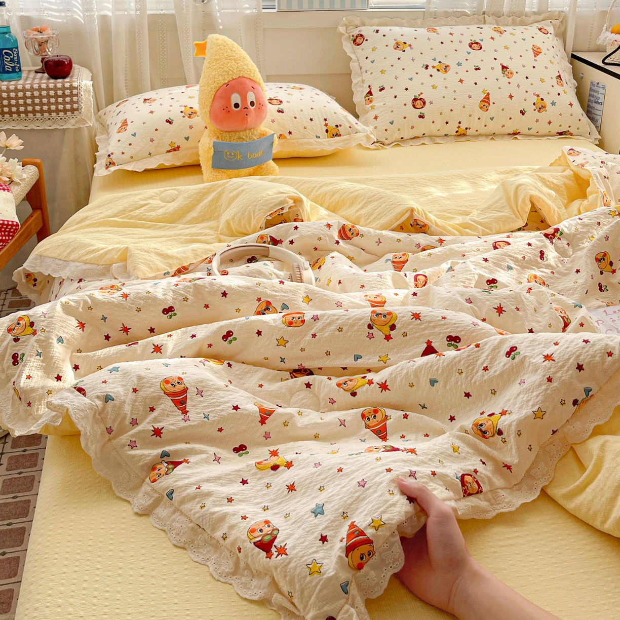 91家纺网 家纺一手货源 找家纺 优承佳生活馆 2026新款超柔高克重泡芙纱蝴蝶结全棉花边夏被套件单夏被 摇摇星人