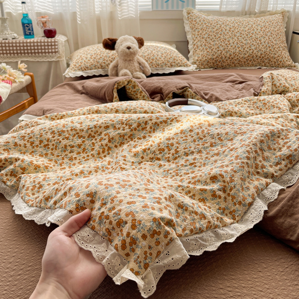 91家纺网 家纺一手货源 找家纺 优承佳生活馆 2026新款超柔高克重泡芙纱蝴蝶结全棉花边夏被套件单夏被 棕韵梦境