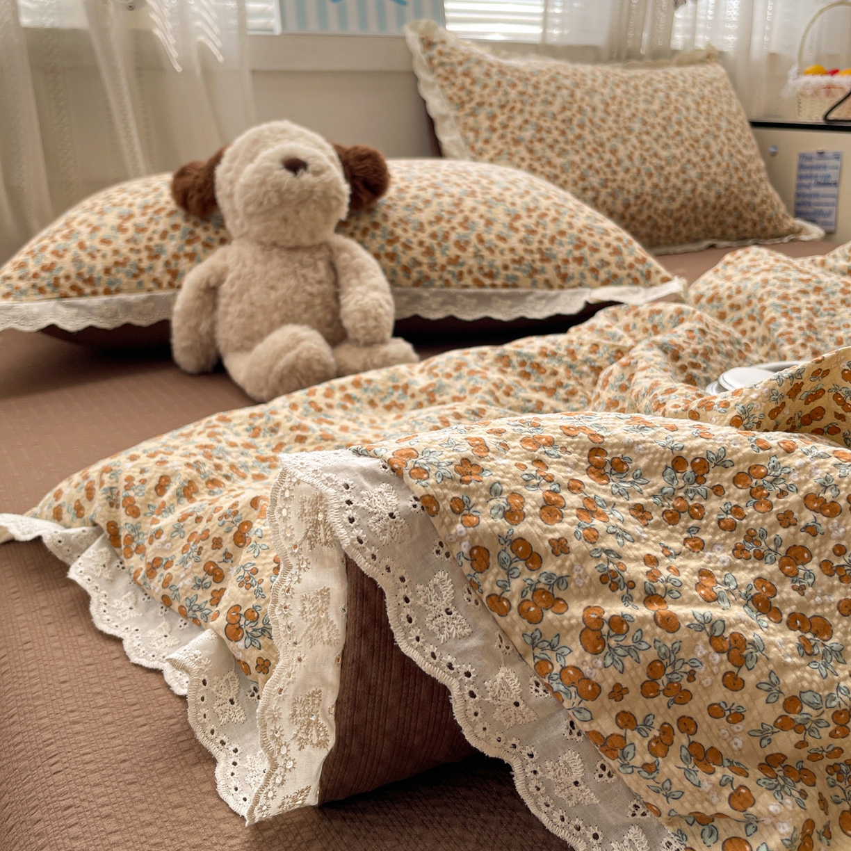 91家纺网 家纺一手货源 找家纺 优承佳生活馆 2026新款超柔高克重泡芙纱蝴蝶结全棉花边夏被套件单夏被 棕韵梦境