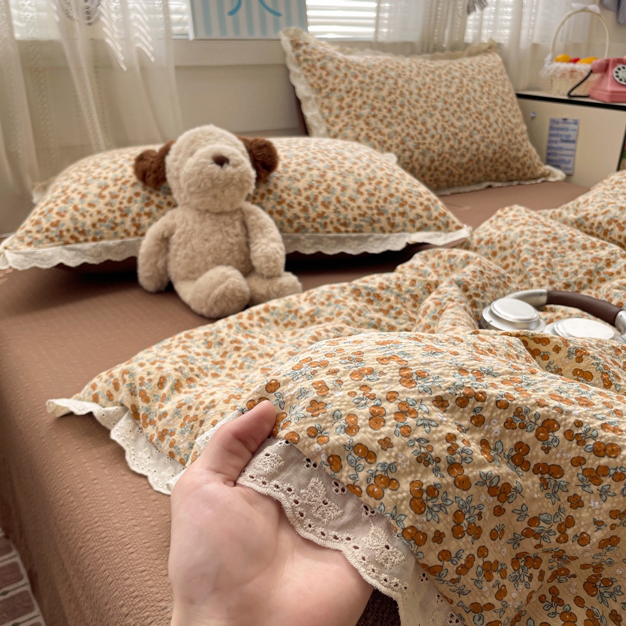 91家纺网 家纺一手货源 找家纺 优承佳生活馆 2026新款超柔高克重泡芙纱蝴蝶结全棉花边夏被套件单夏被 棕韵梦境