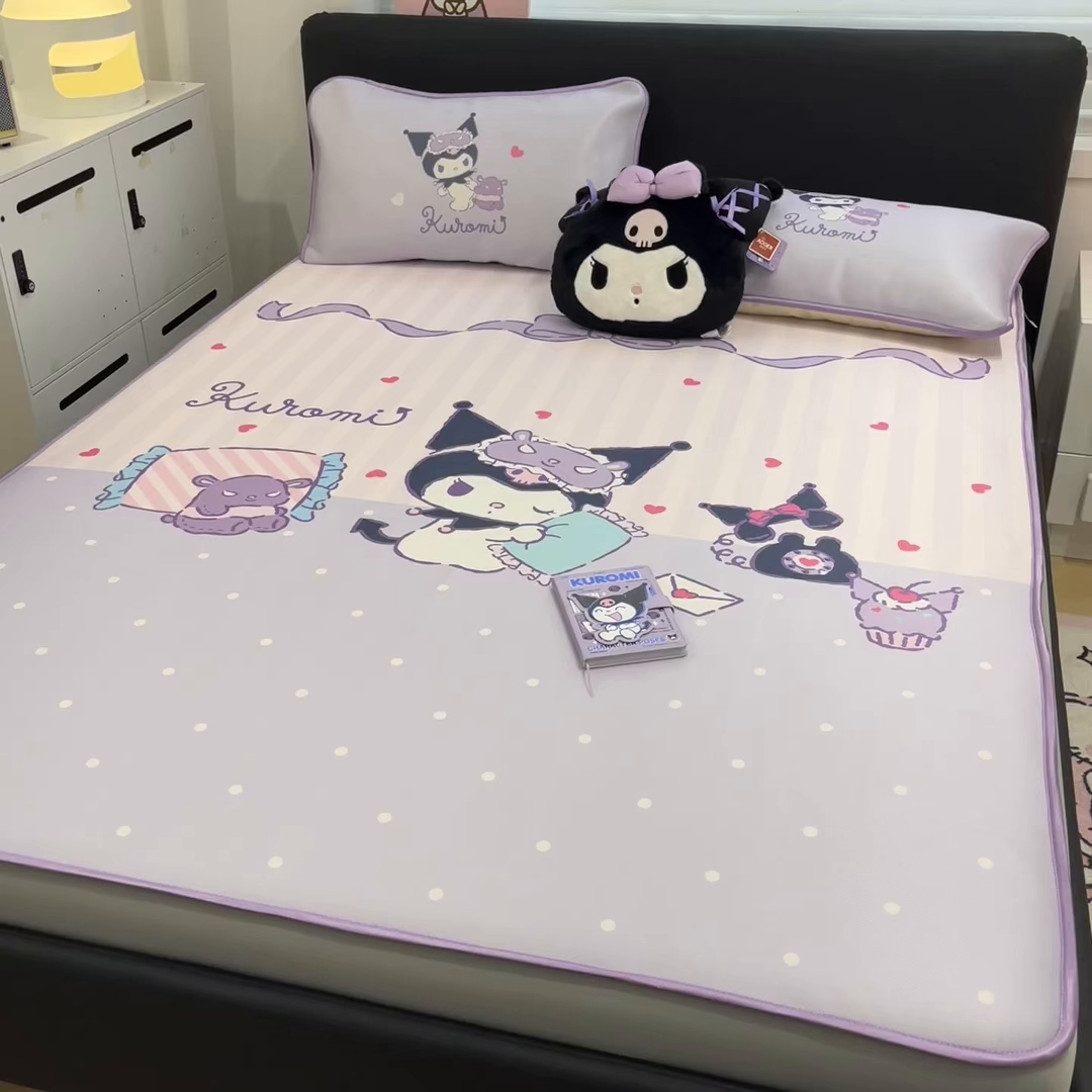 91家纺网 家纺一手货源 找家纺 暮思家居 2026新款正版授权A类大版数码印花三丽鸥1200D冰丝凉席可组合仿锦氨夏被 床笠款-甜蜜库洛米