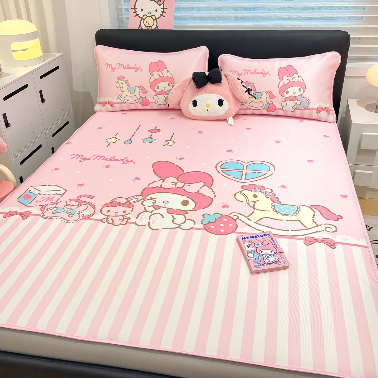 91家纺网 家纺一手货源 找家纺 暮思家居 2026新款正版授权A类大版数码印花三丽鸥1200D冰丝凉席可组合仿锦氨夏被 床笠款-条纹美乐蒂