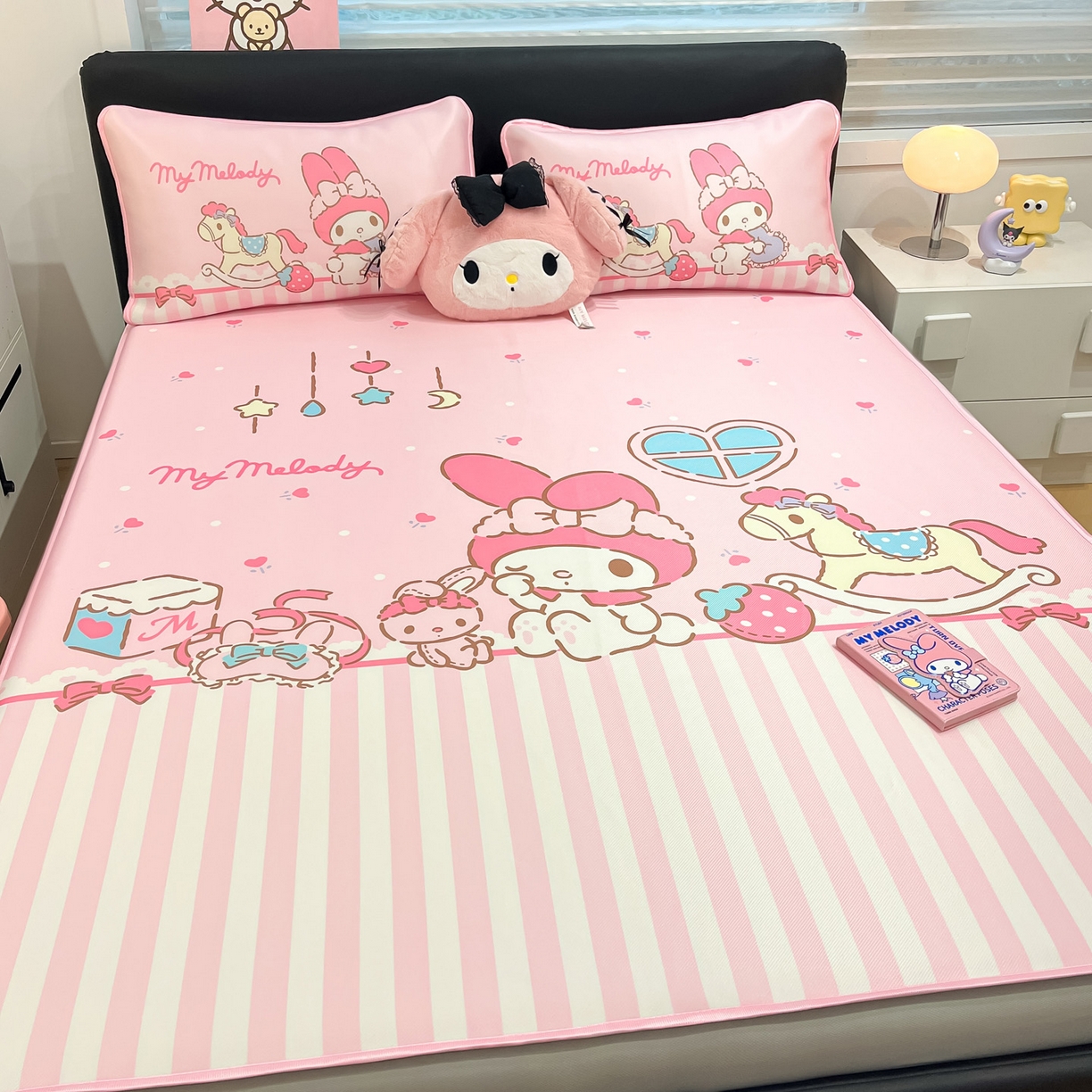 91家纺网 家纺一手货源 找家纺 暮思家居 2026新款正版授权A类大版数码印花三丽鸥1200D冰丝凉席可组合仿锦氨夏被 床笠款-条纹美乐蒂