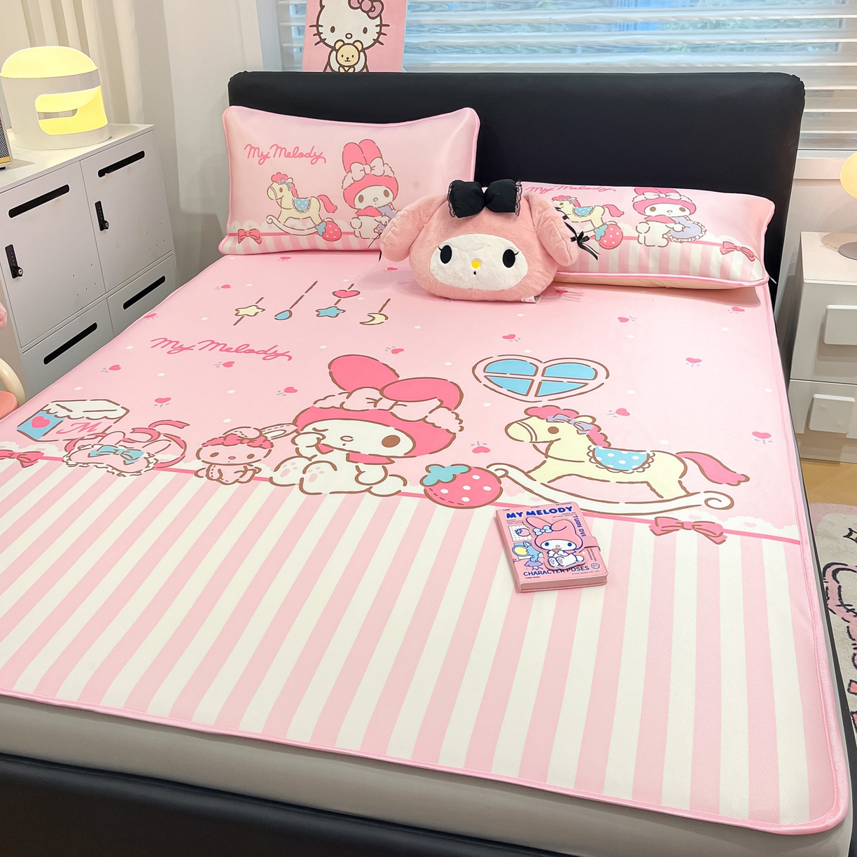 91家纺网 家纺一手货源 找家纺 暮思家居 2026新款正版授权A类大版数码印花三丽鸥1200D冰丝凉席可组合仿锦氨夏被 床笠款-条纹美乐蒂