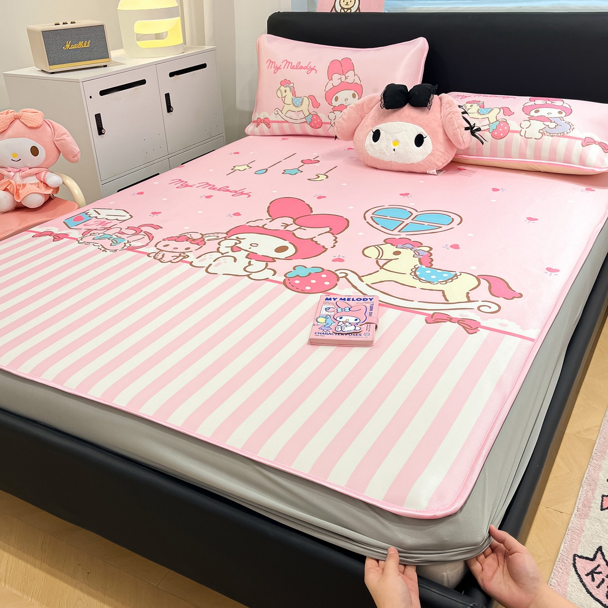 91家纺网 家纺一手货源 找家纺 暮思家居 2026新款正版授权A类大版数码印花三丽鸥1200D冰丝凉席可组合仿锦氨夏被 床笠款-条纹美乐蒂