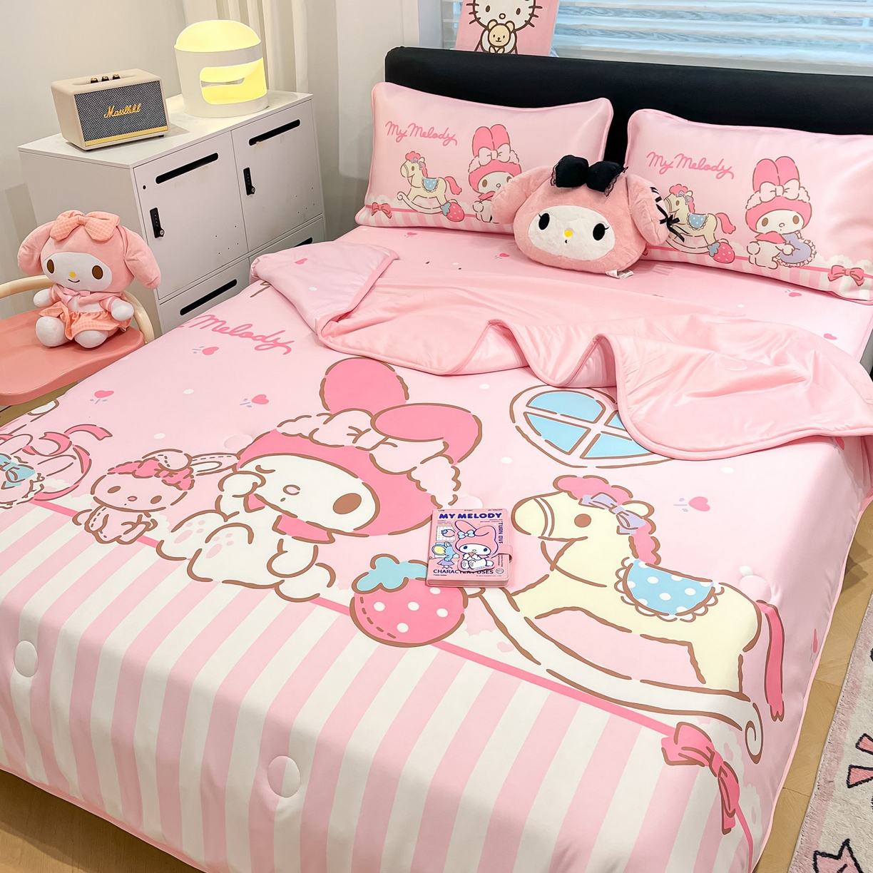 91家纺网 家纺一手货源 找家纺 暮思家居 2026新款正版授权A类大版数码印花三丽鸥1200D冰丝凉席可组合仿锦氨夏被 床笠款-条纹美乐蒂