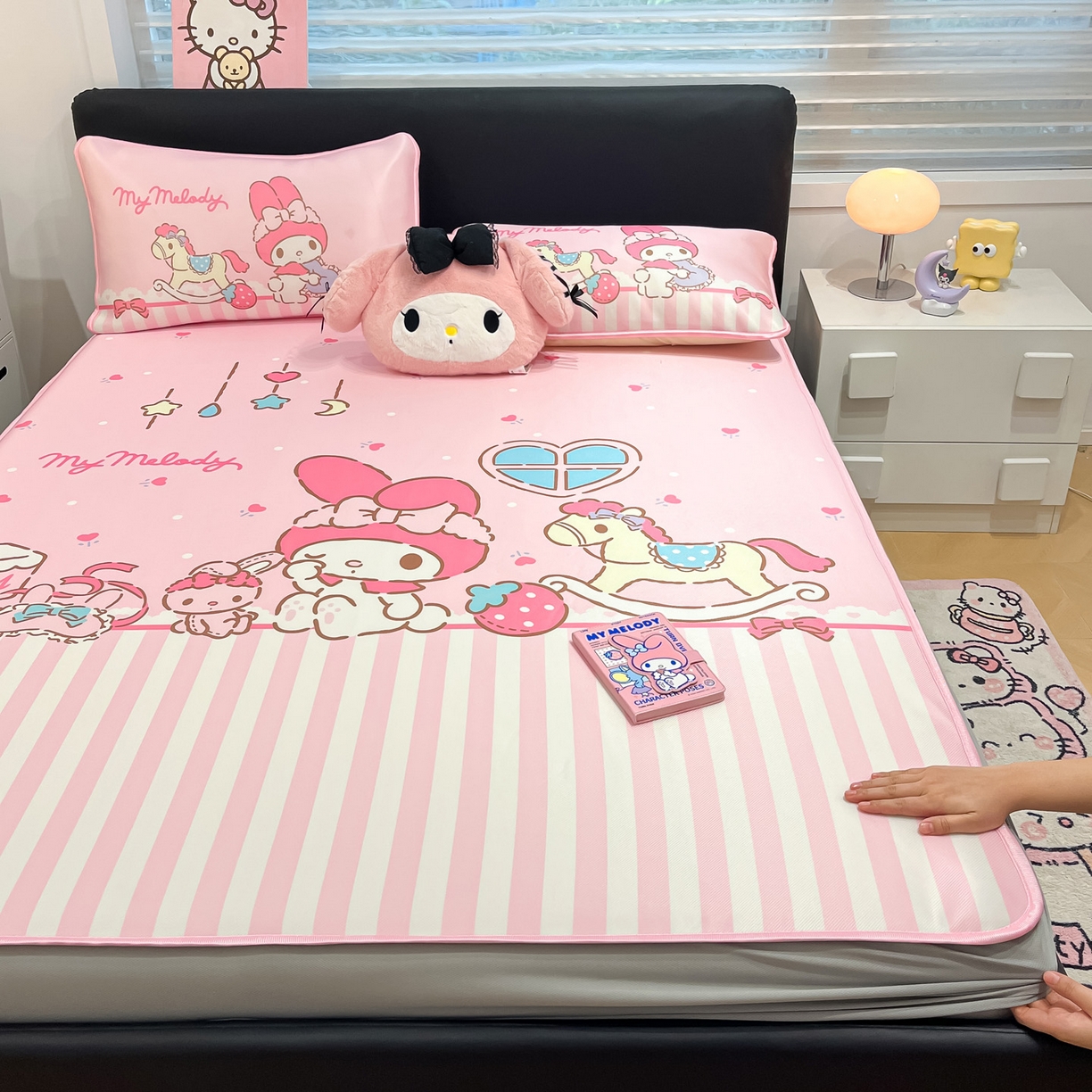 91家纺网 家纺一手货源 找家纺 暮思家居 2026新款正版授权A类大版数码印花三丽鸥1200D冰丝凉席可组合仿锦氨夏被 床笠款-条纹美乐蒂