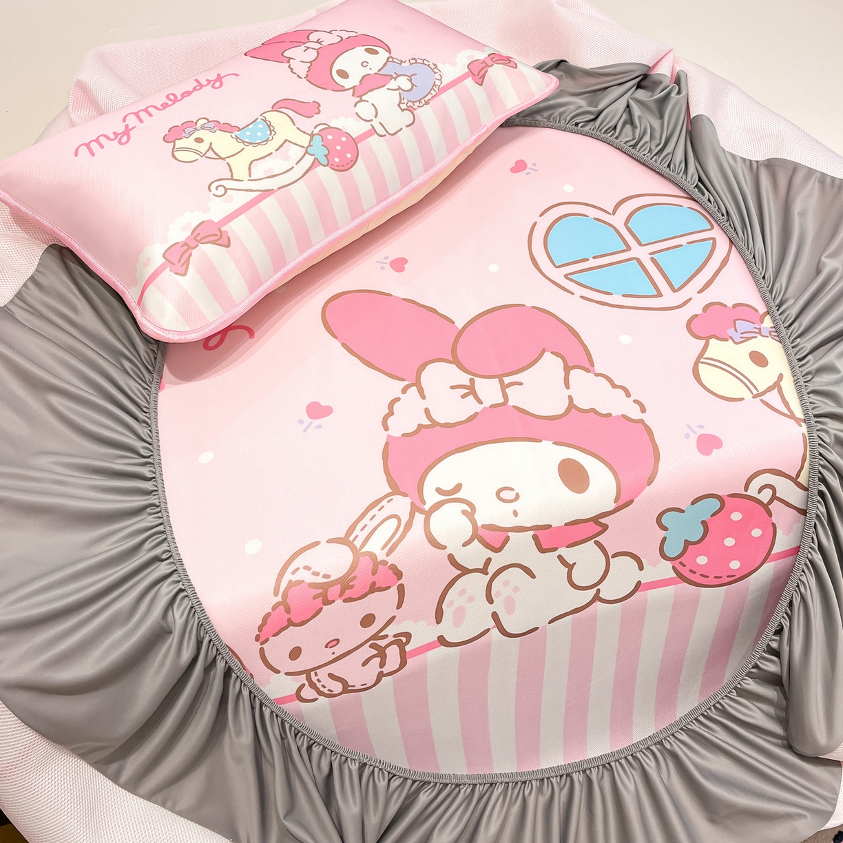 91家纺网 家纺一手货源 找家纺 暮思家居 2026新款正版授权A类大版数码印花三丽鸥1200D冰丝凉席可组合仿锦氨夏被 床笠款-条纹美乐蒂