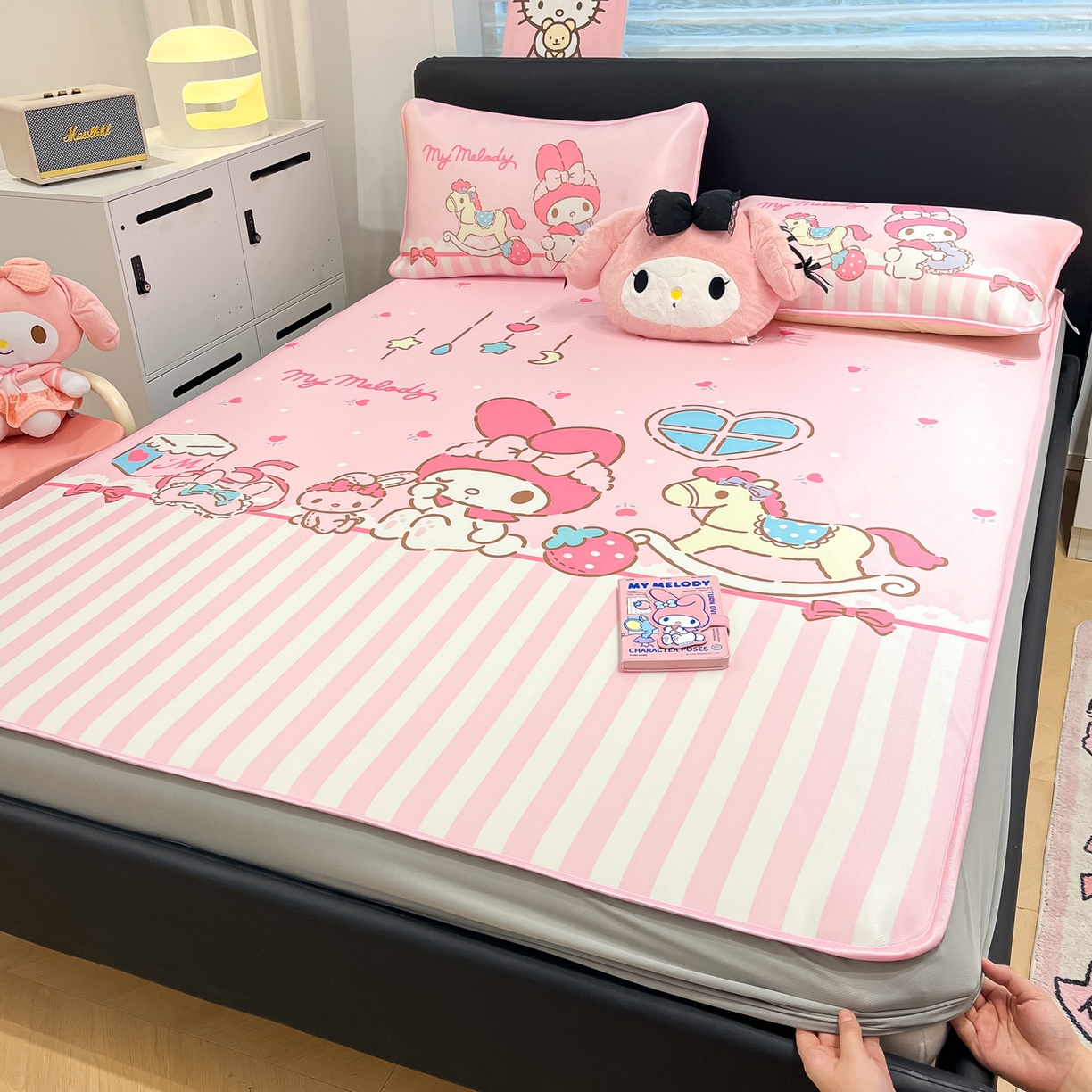 91家纺网 家纺一手货源 找家纺 暮思家居 2026新款正版授权A类大版数码印花三丽鸥1200D冰丝凉席可组合仿锦氨夏被 床笠款-条纹美乐蒂