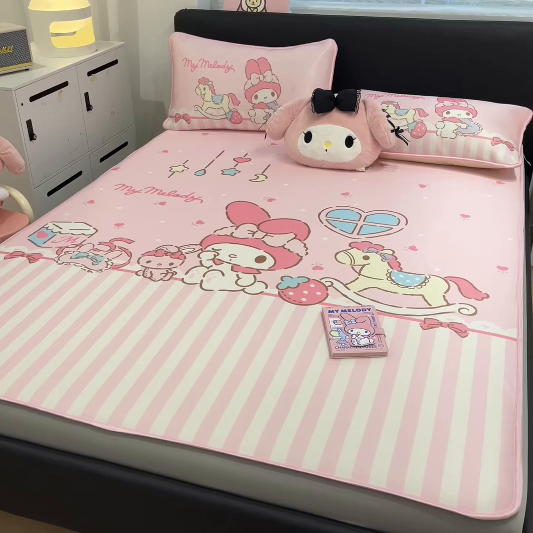 91家纺网 家纺一手货源 找家纺 暮思家居 2026新款正版授权A类大版数码印花三丽鸥1200D冰丝凉席可组合仿锦氨夏被 床笠款-条纹美乐蒂