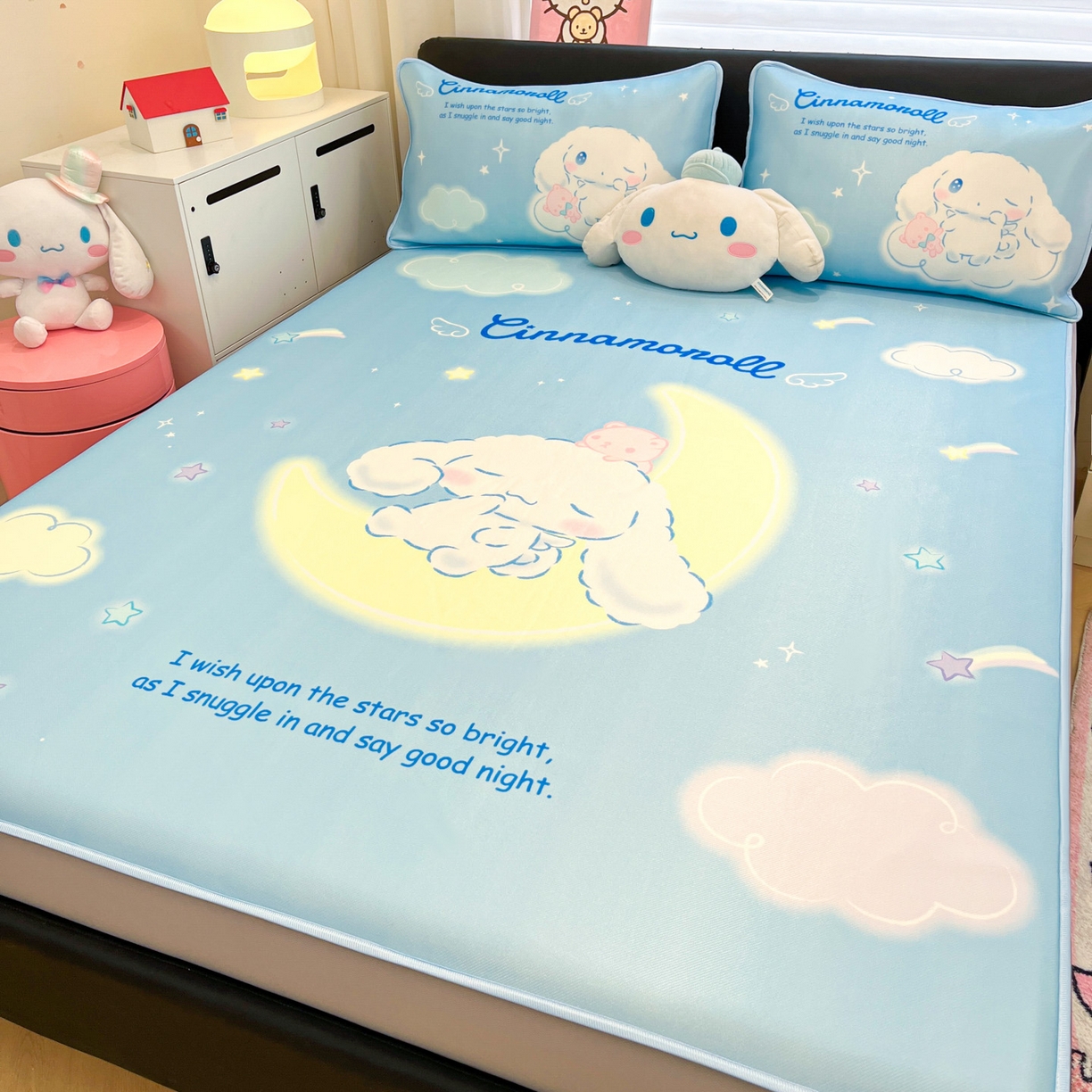 91家纺网 家纺一手货源 找家纺 暮思家居 2026新款正版授权A类大版数码印花三丽鸥1200D冰丝凉席可组合仿锦氨夏被 床笠款-晚安玉桂狗