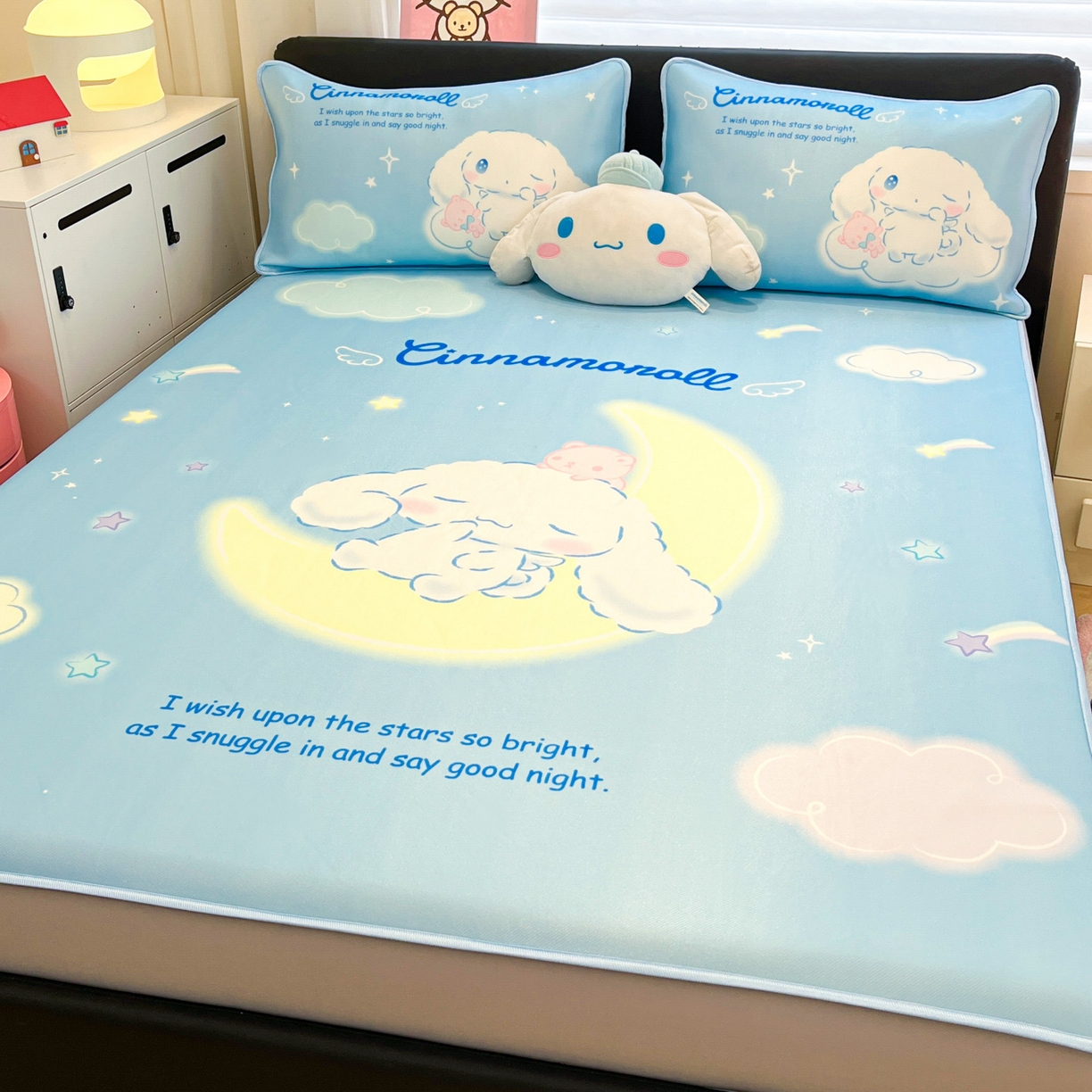 91家纺网 家纺一手货源 找家纺 暮思家居 2026新款正版授权A类大版数码印花三丽鸥1200D冰丝凉席可组合仿锦氨夏被 床笠款-晚安玉桂狗