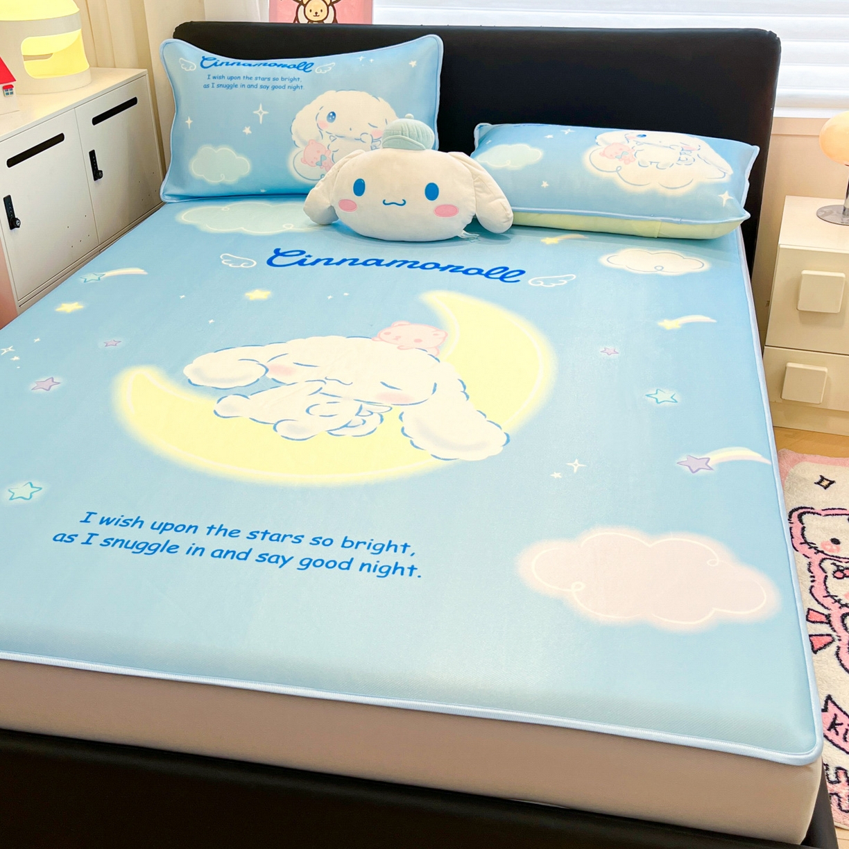 91家纺网 家纺一手货源 找家纺 暮思家居 2026新款正版授权A类大版数码印花三丽鸥1200D冰丝凉席可组合仿锦氨夏被 床笠款-晚安玉桂狗