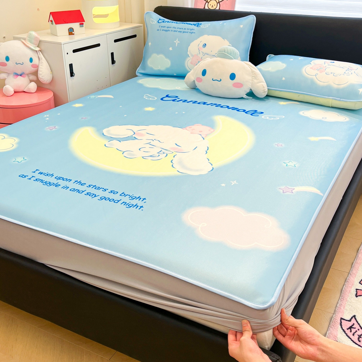 91家纺网 家纺一手货源 找家纺 暮思家居 2026新款正版授权A类大版数码印花三丽鸥1200D冰丝凉席可组合仿锦氨夏被 床笠款-晚安玉桂狗