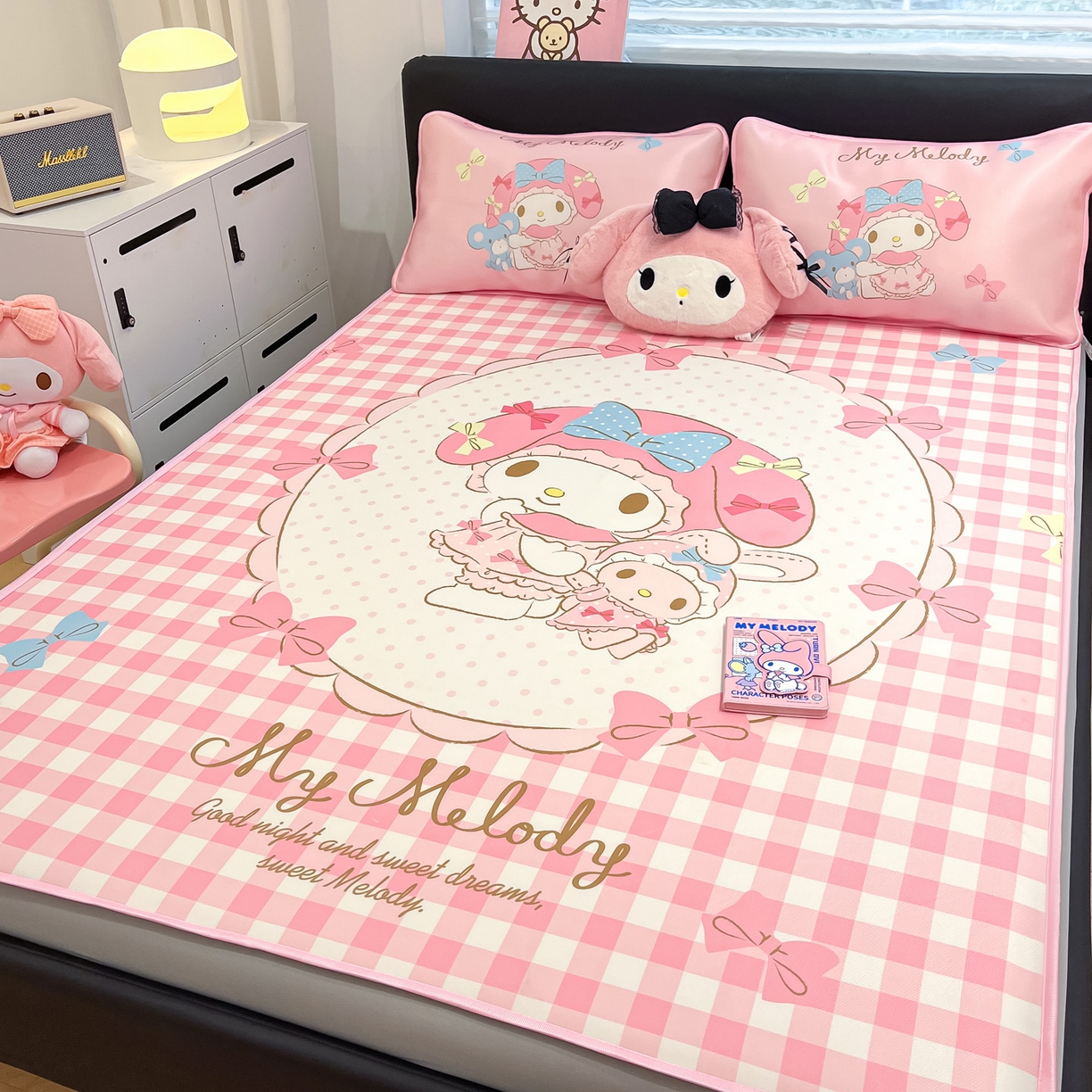 91家纺网 家纺一手货源 找家纺 暮思家居 2026新款正版授权A类大版数码印花三丽鸥1200D冰丝凉席可组合仿锦氨夏被 床笠款-相框美乐蒂