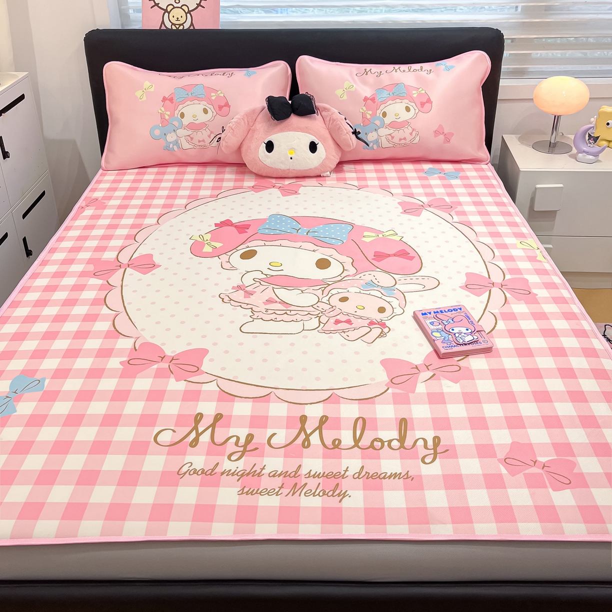 91家纺网 家纺一手货源 找家纺 暮思家居 2026新款正版授权A类大版数码印花三丽鸥1200D冰丝凉席可组合仿锦氨夏被 床笠款-相框美乐蒂