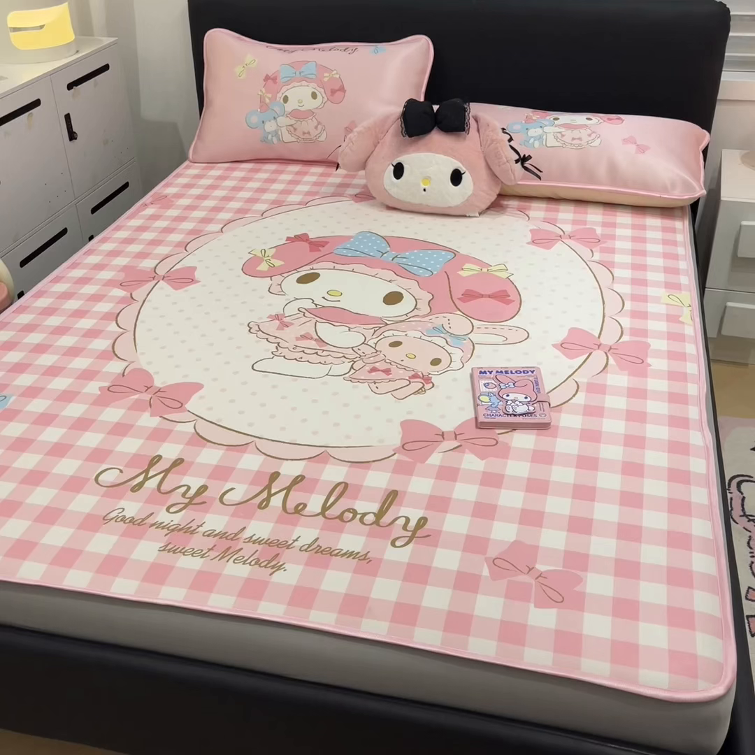 91家纺网 家纺一手货源 找家纺 暮思家居 2026新款正版授权A类大版数码印花三丽鸥1200D冰丝凉席可组合仿锦氨夏被 床笠款-相框美乐蒂