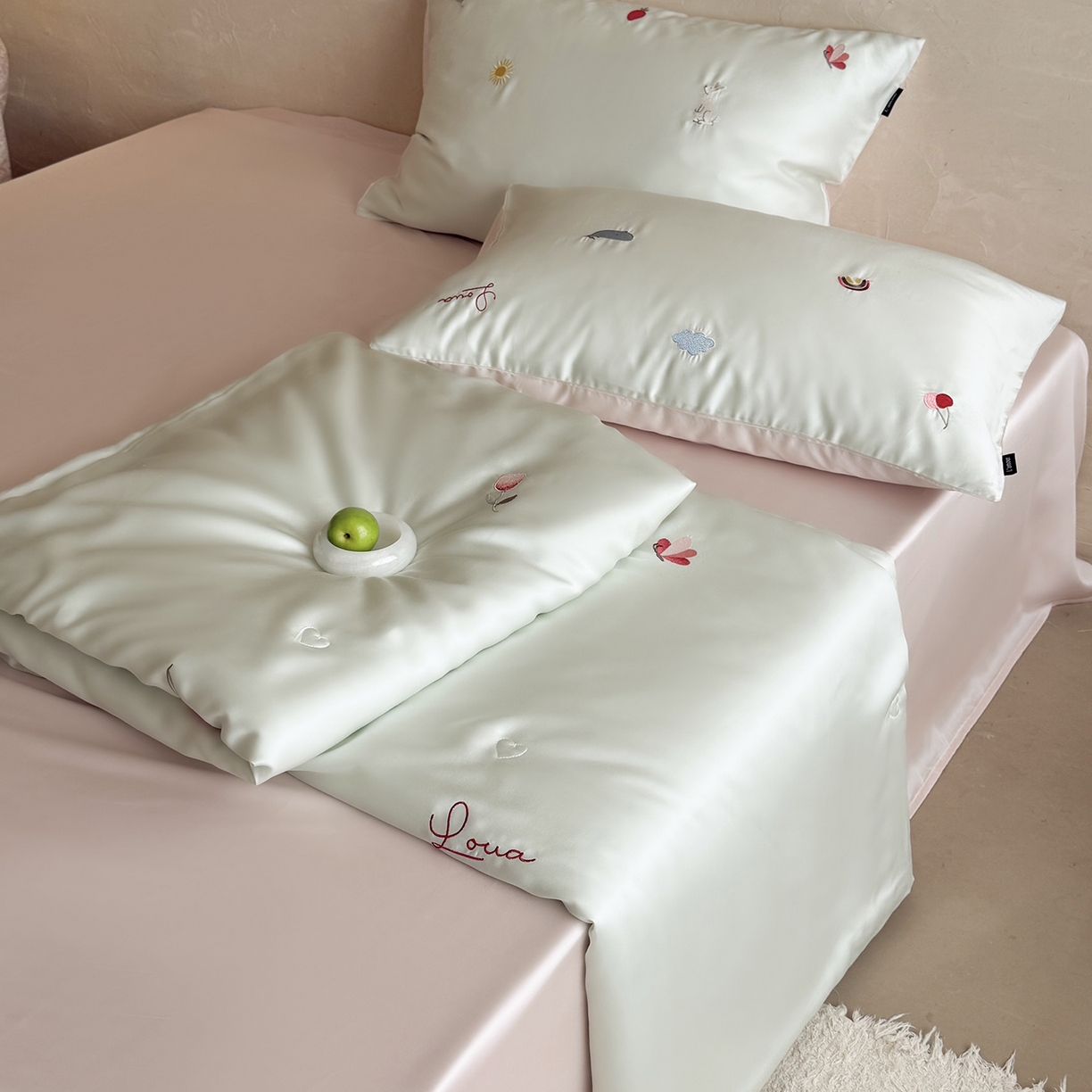 91家纺网 家纺一手货源 找家纺 （总）鹿班家居 2026夏季新品60S兰精天丝刺绣夏被系列-彩虹小兔