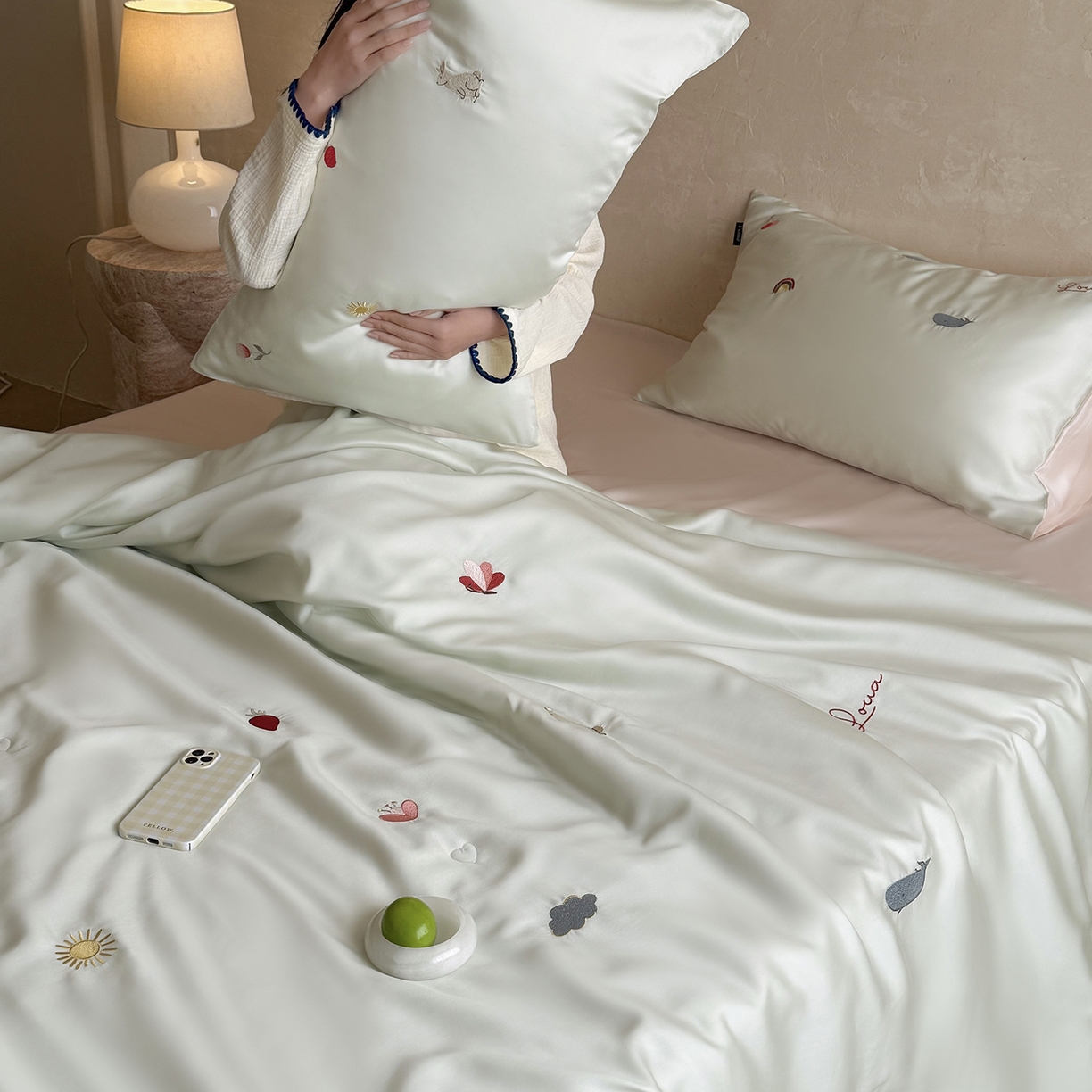 91家纺网 家纺一手货源 找家纺 （总）鹿班家居 2026夏季新品60S兰精天丝刺绣夏被系列-彩虹小兔