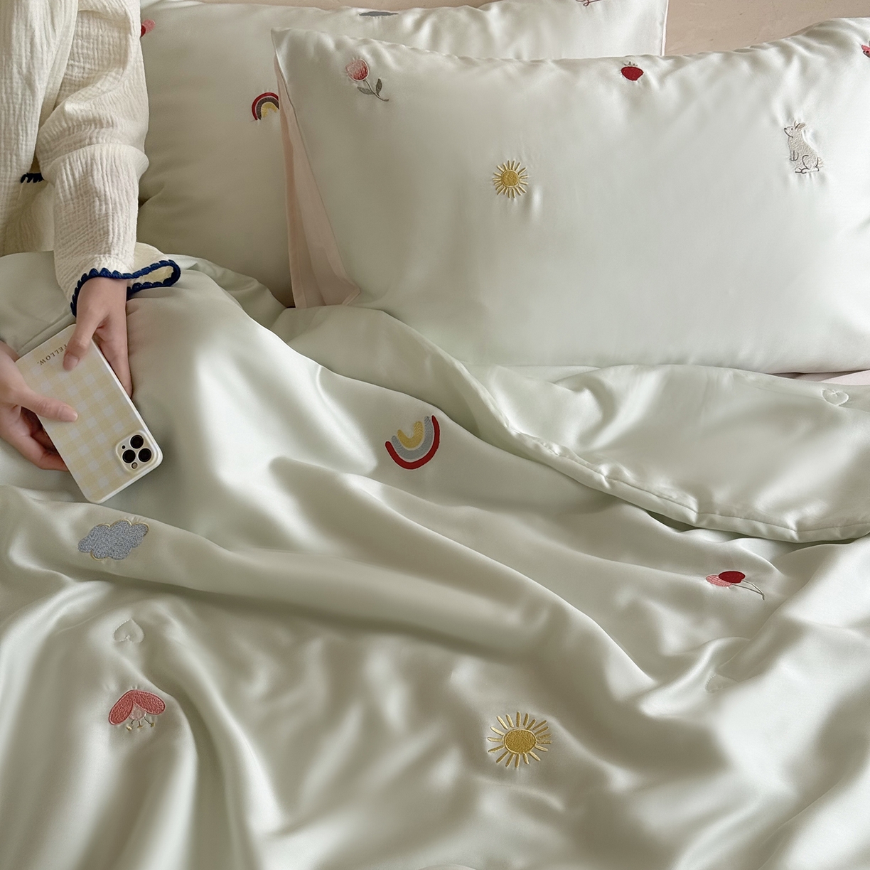 91家纺网 家纺一手货源 找家纺 （总）鹿班家居 2026夏季新品60S兰精天丝刺绣夏被系列-彩虹小兔