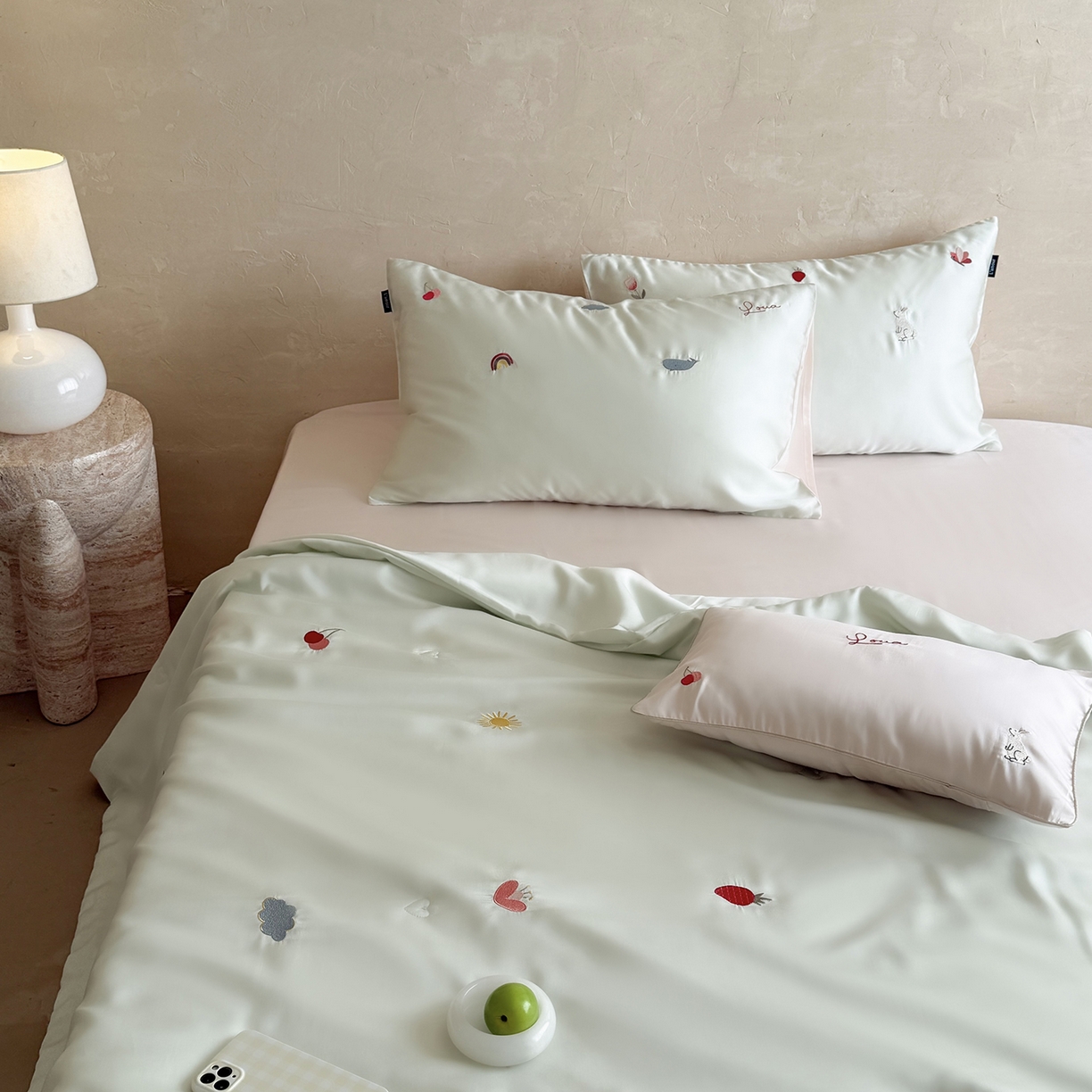 91家纺网 家纺一手货源 找家纺 （总）鹿班家居 2026夏季新品60S兰精天丝刺绣夏被系列-彩虹小兔