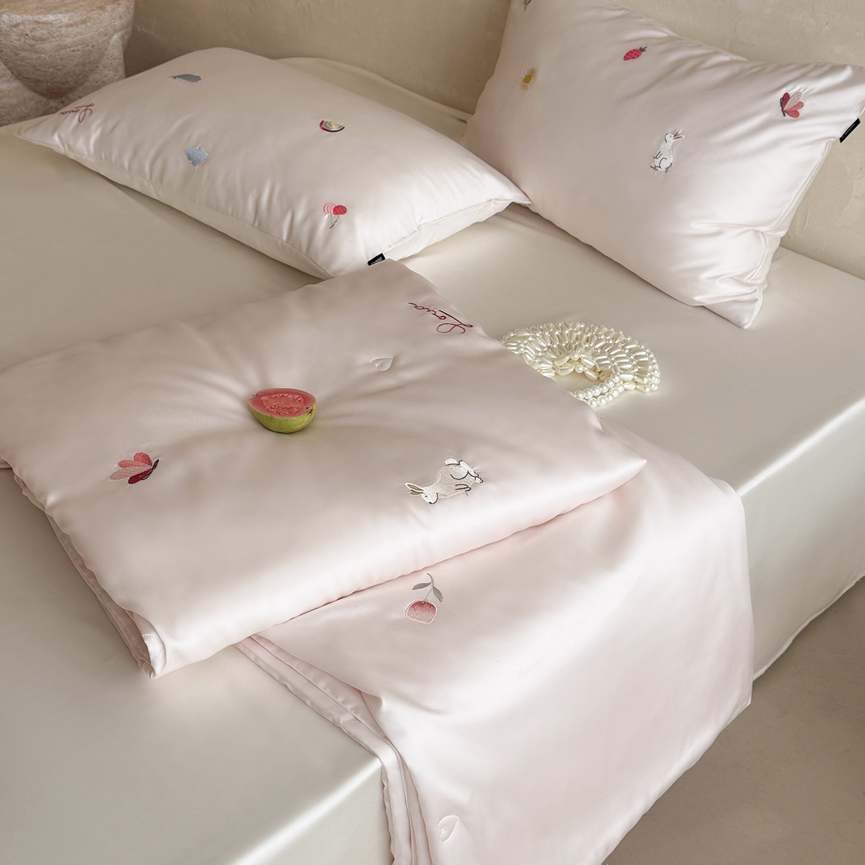 91家纺网 家纺一手货源 找家纺 鹿班家居 2026夏季新品60S兰精天丝刺绣夏被系列-彩虹小兔 粉&白