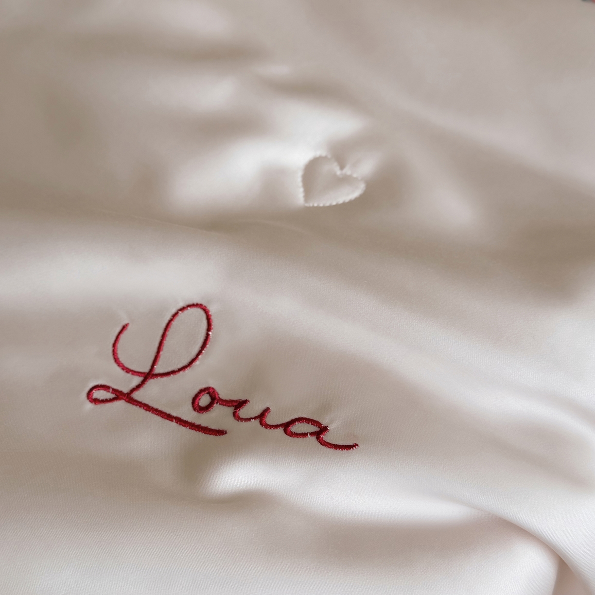 91家纺网 家纺一手货源 找家纺 鹿班家居 2026夏季新品60S兰精天丝刺绣夏被系列-彩虹小兔 粉&白