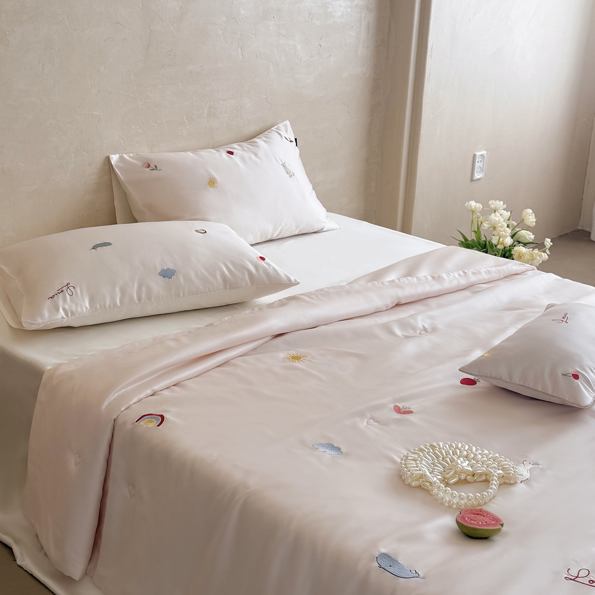 91家纺网 家纺一手货源 找家纺 鹿班家居 2026夏季新品60S兰精天丝刺绣夏被系列-彩虹小兔 粉&白