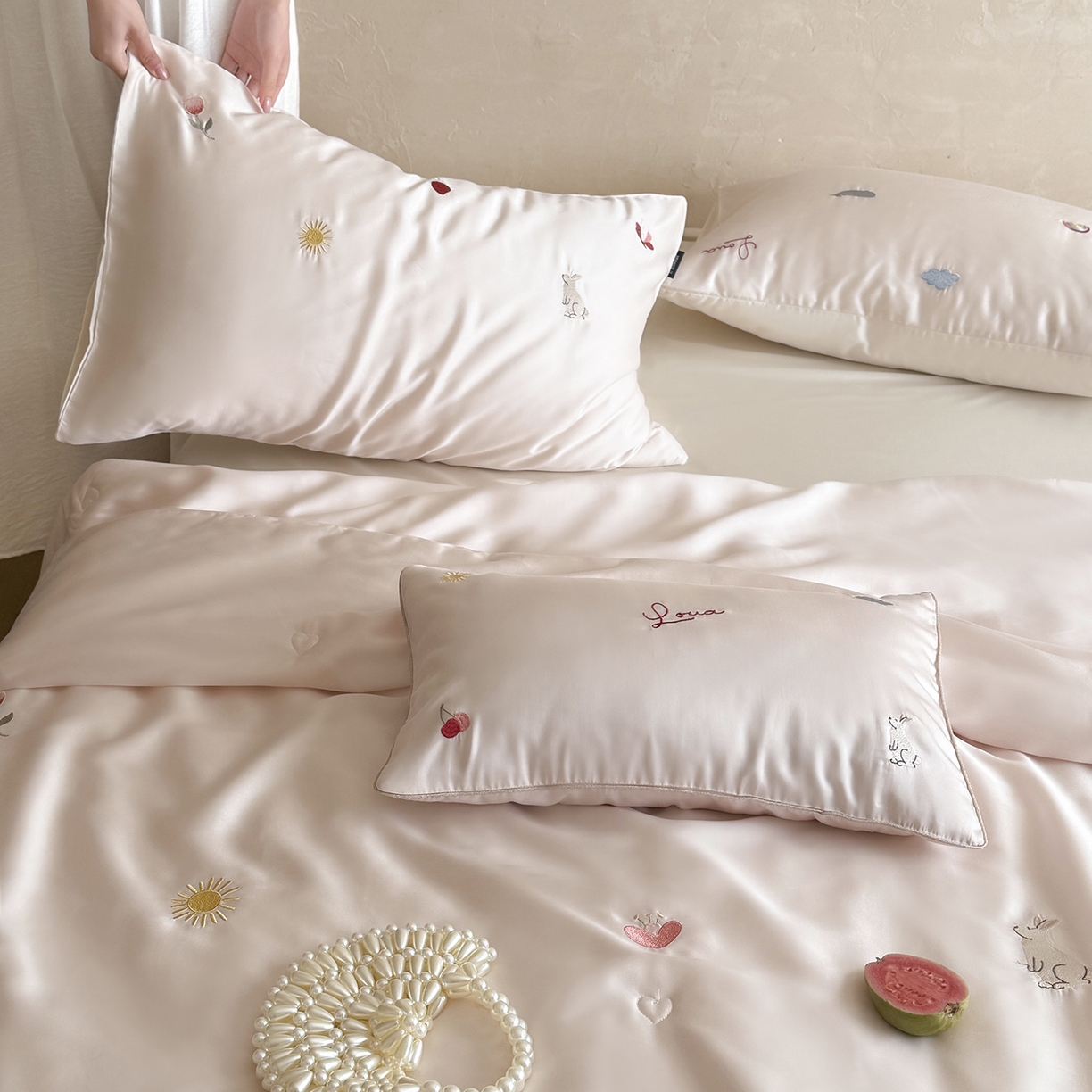 91家纺网 家纺一手货源 找家纺 鹿班家居 2026夏季新品60S兰精天丝刺绣夏被系列-彩虹小兔 粉&白