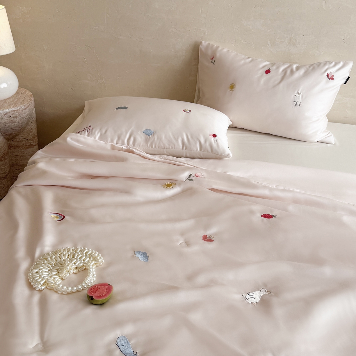 91家纺网 家纺一手货源 找家纺 鹿班家居 2026夏季新品60S兰精天丝刺绣夏被系列-彩虹小兔 粉&白