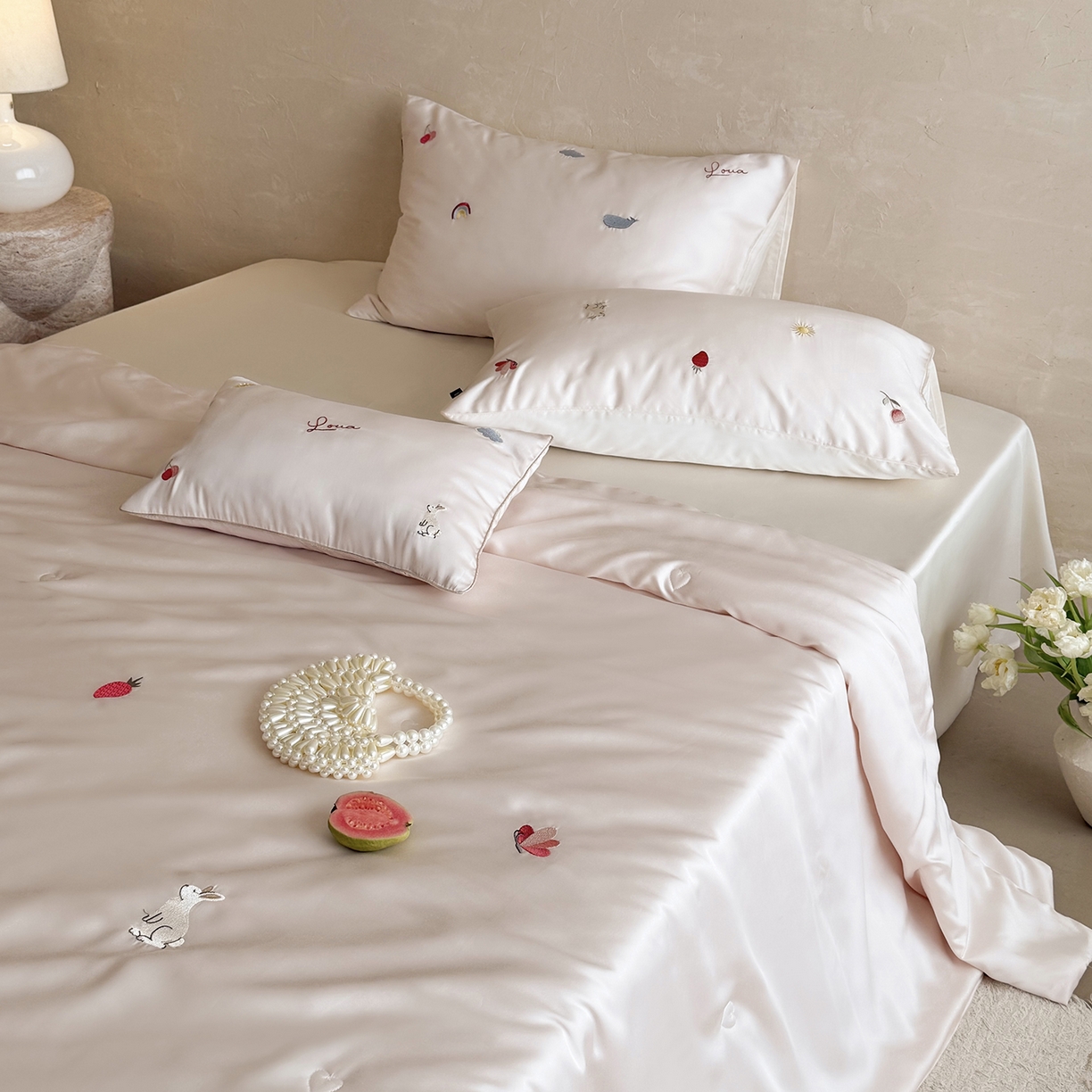 鹿班家居 2026夏季新品60S兰精天丝刺绣夏被系列-彩虹小兔 粉&白