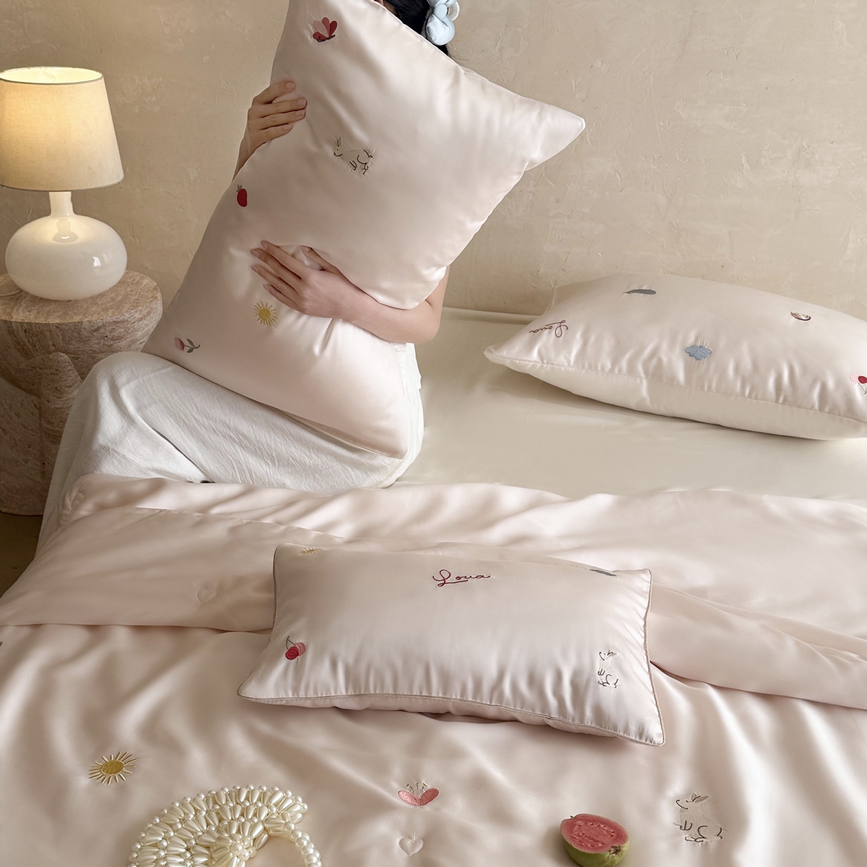 91家纺网 家纺一手货源 找家纺 鹿班家居 2026夏季新品60S兰精天丝刺绣夏被系列-彩虹小兔 粉&白