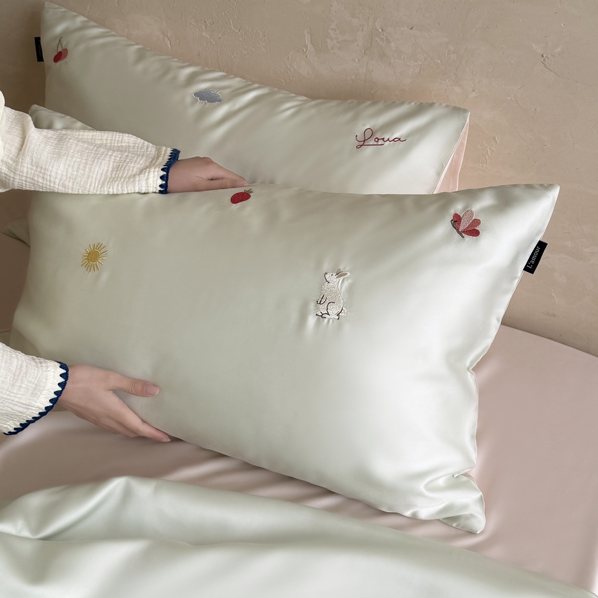 91家纺网 家纺一手货源 找家纺 鹿班家居 2026夏季新品60S兰精天丝刺绣夏被系列-彩虹小兔 绿&粉