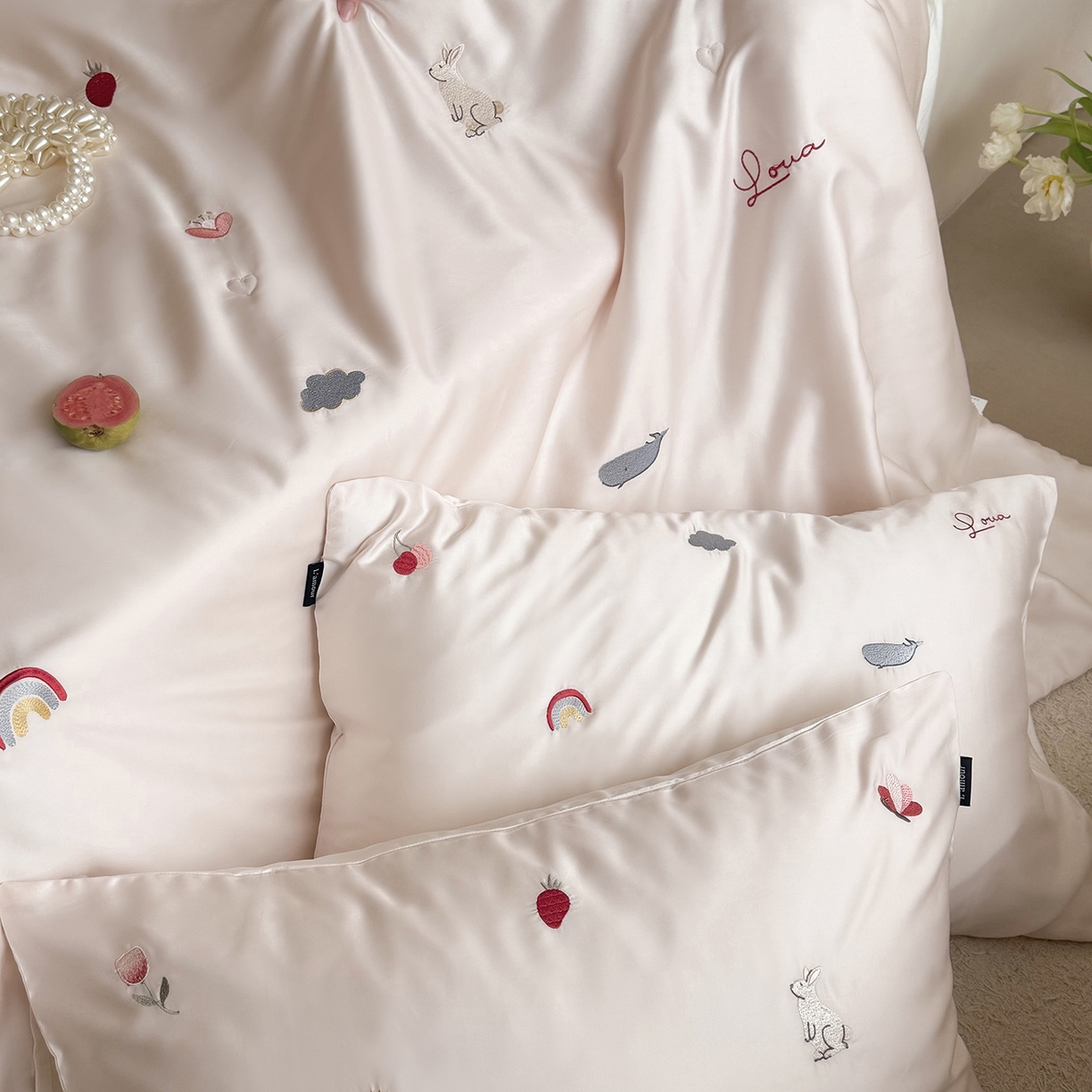 91家纺网 家纺一手货源 找家纺 鹿班家居 2026夏季新品60S兰精天丝刺绣夏被系列-彩虹小兔 粉&白